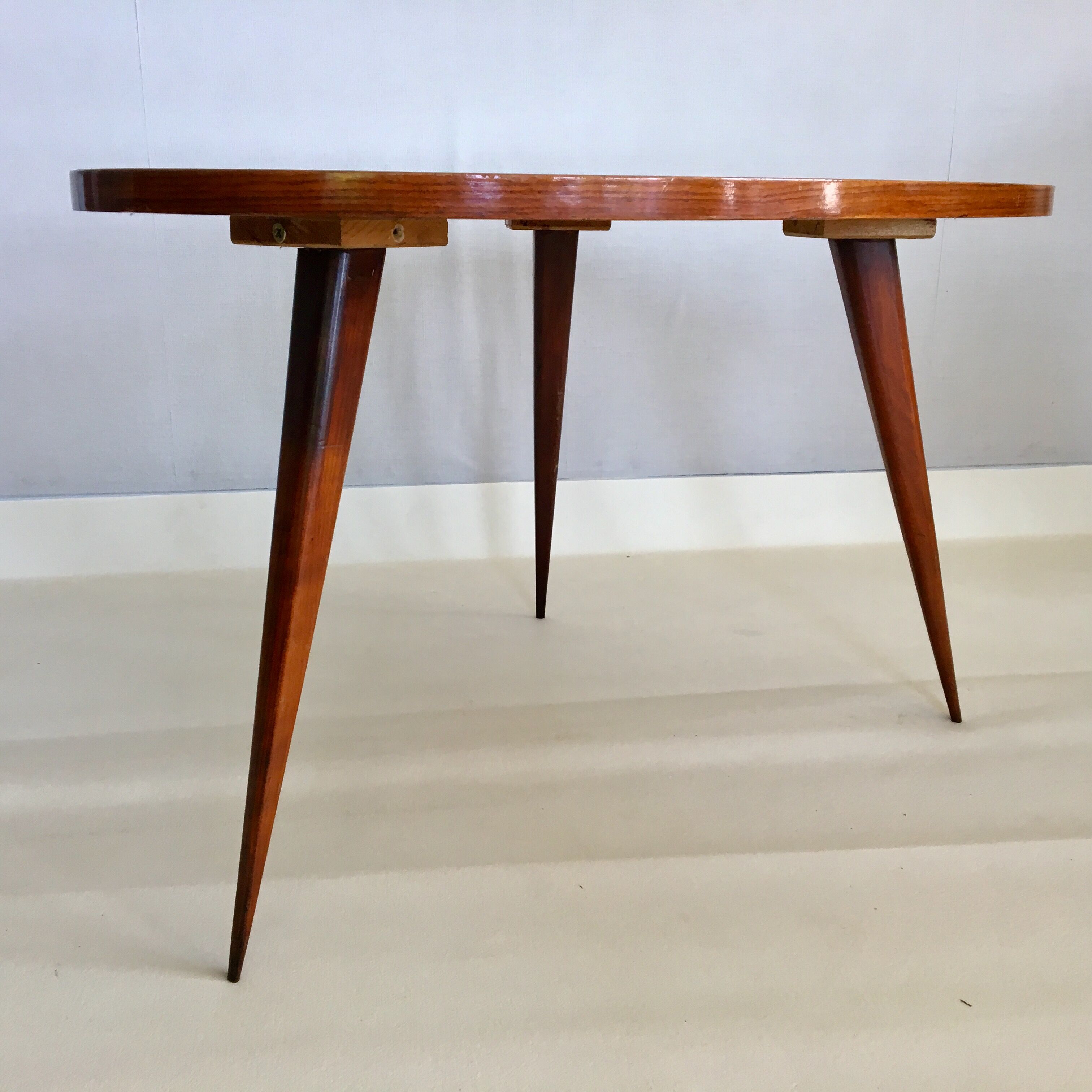 Table basse tripode scandinave