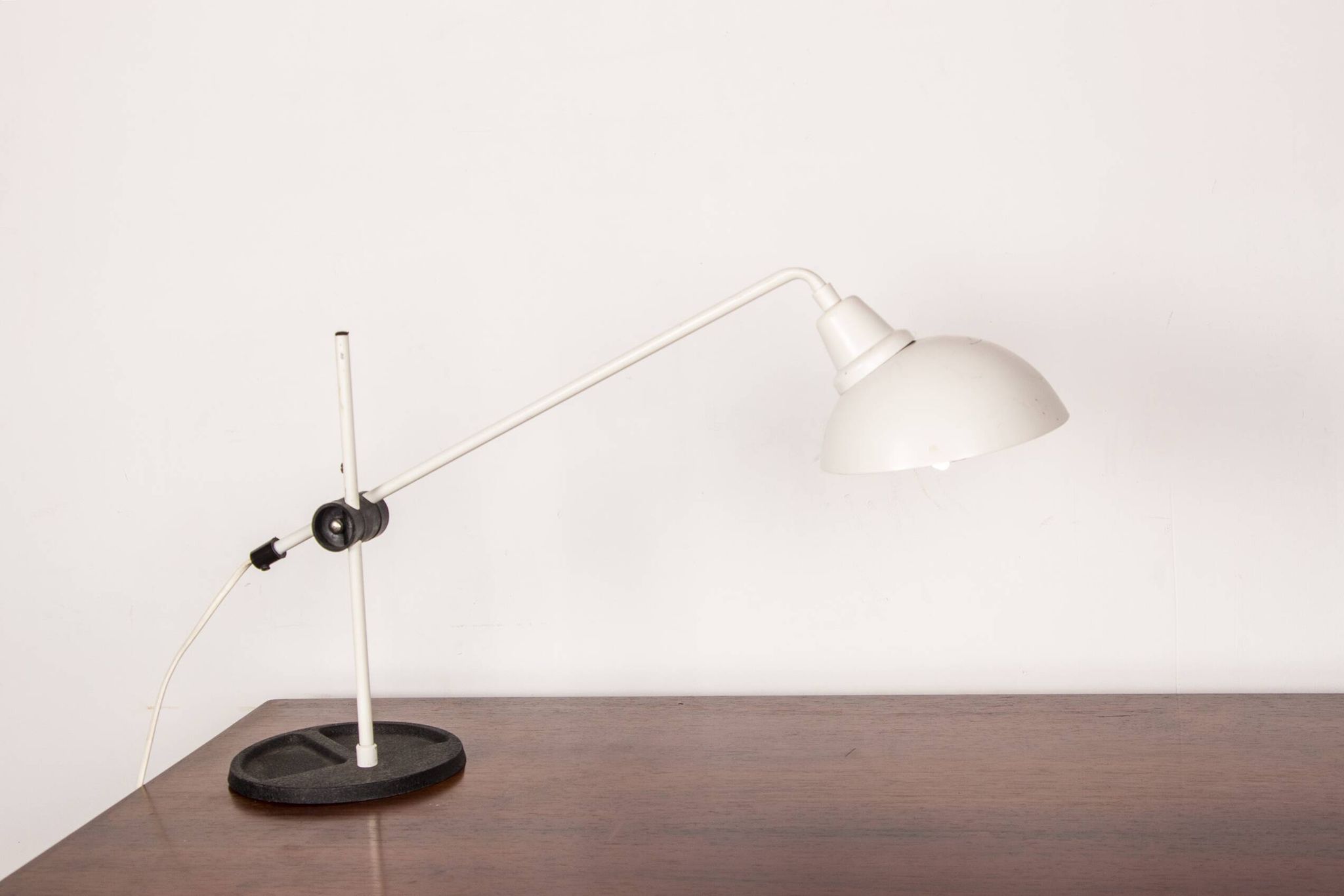 Lampe de bureau inclinable en métal blanc 1960.