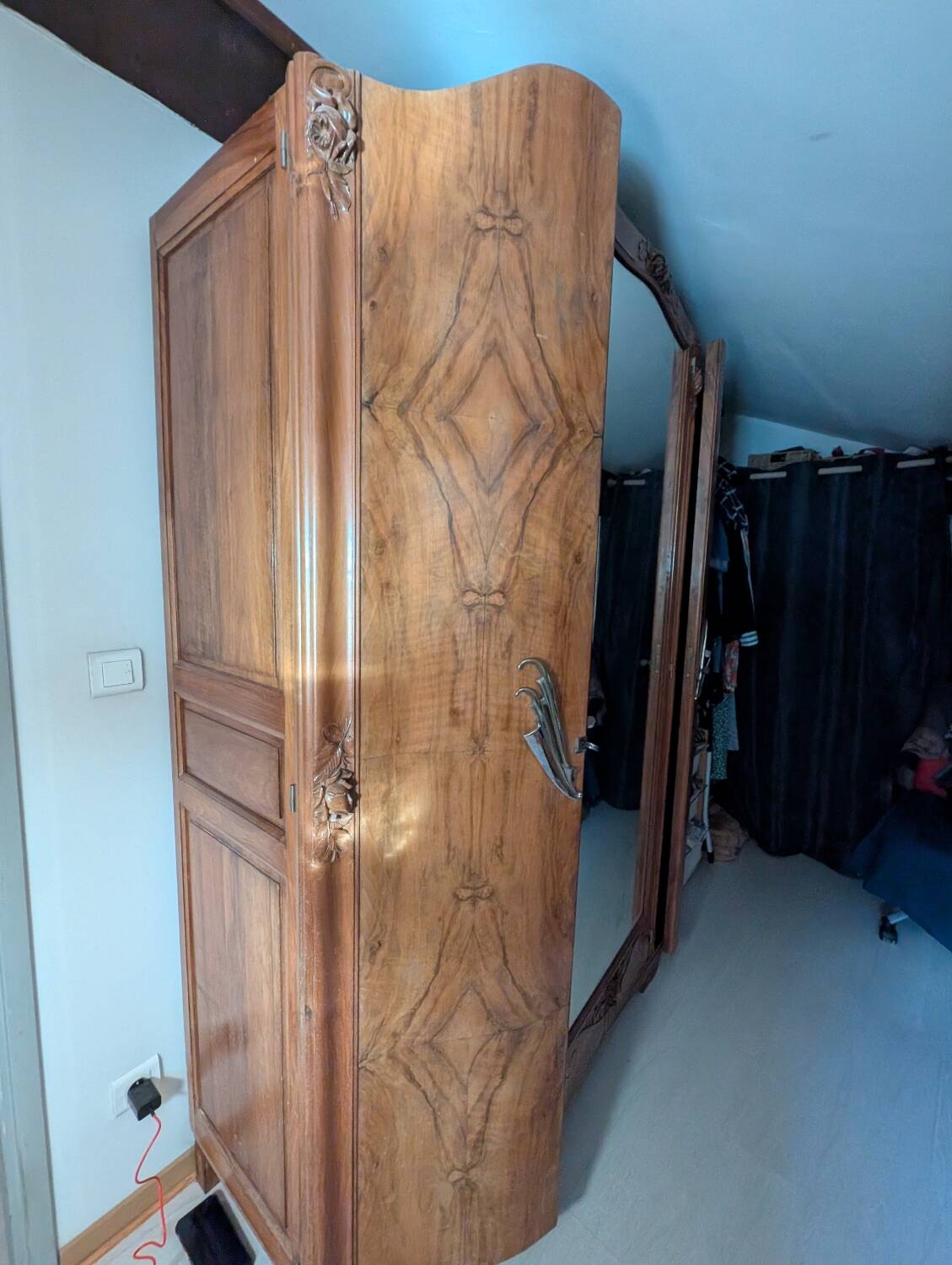 Period wardrobe with three doors, walnut burl decoration.