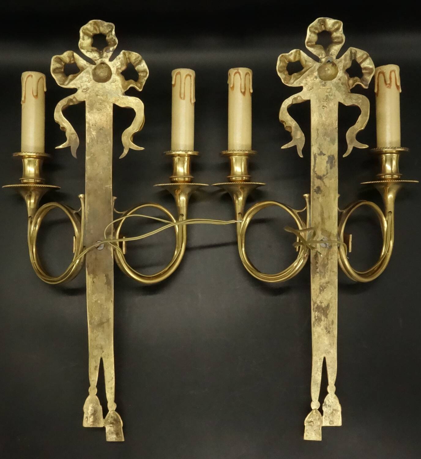Large pair of wall sconces, bows & hunting horns, Louis XVI style - bronze