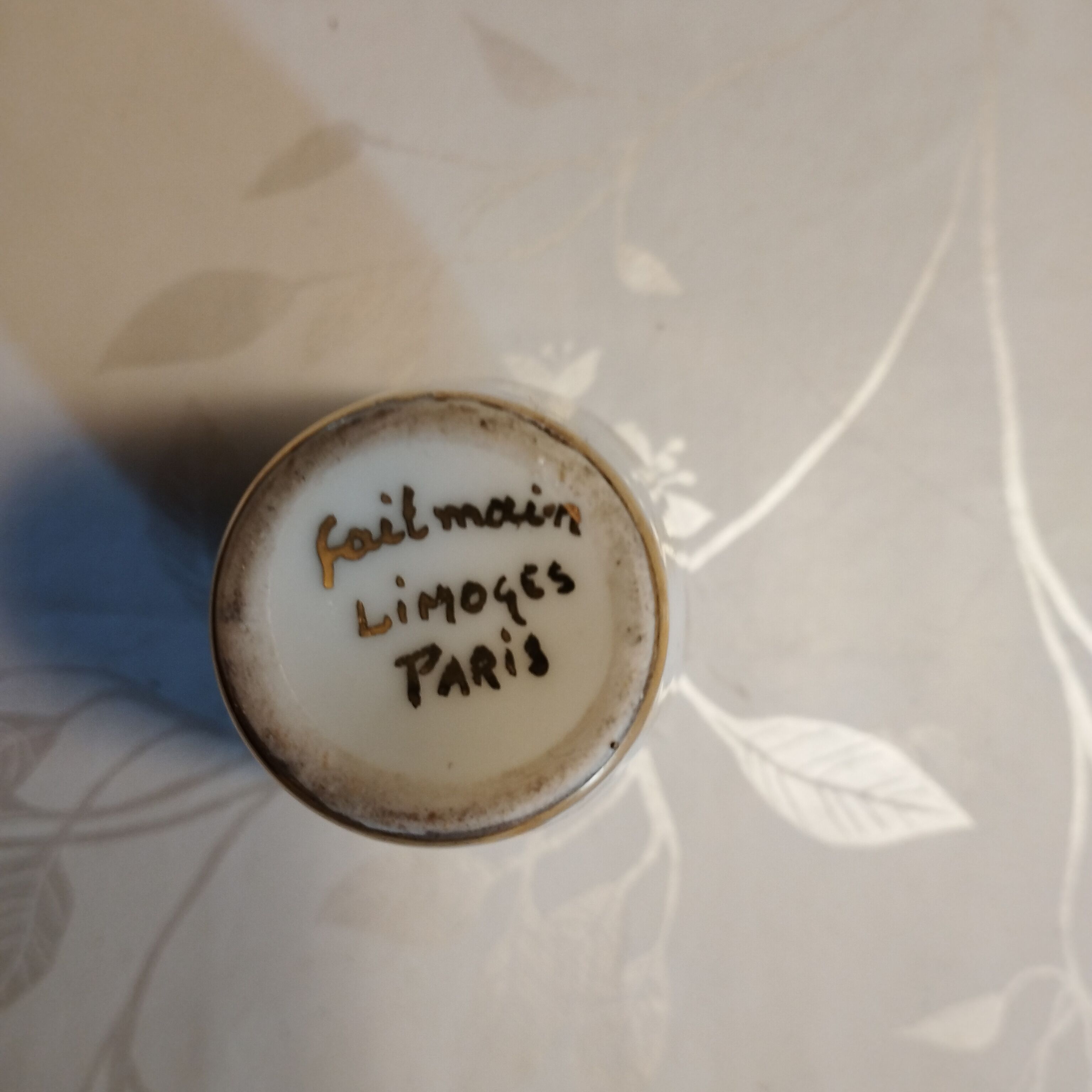 Soliflore vase in Limoges porcelain painted in gold by hand and signed