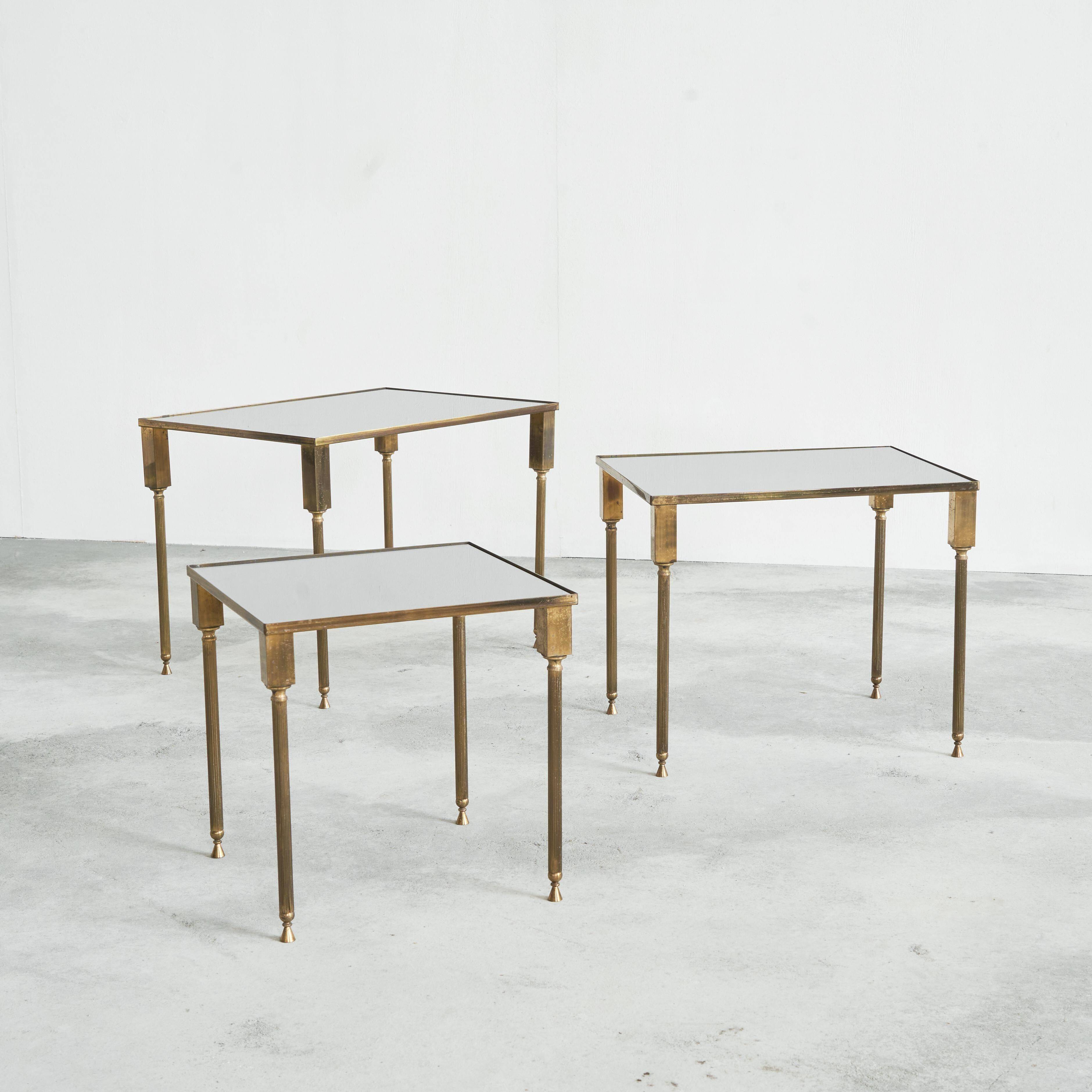Table basse en laiton patiné et verre Maison Charles années 1960