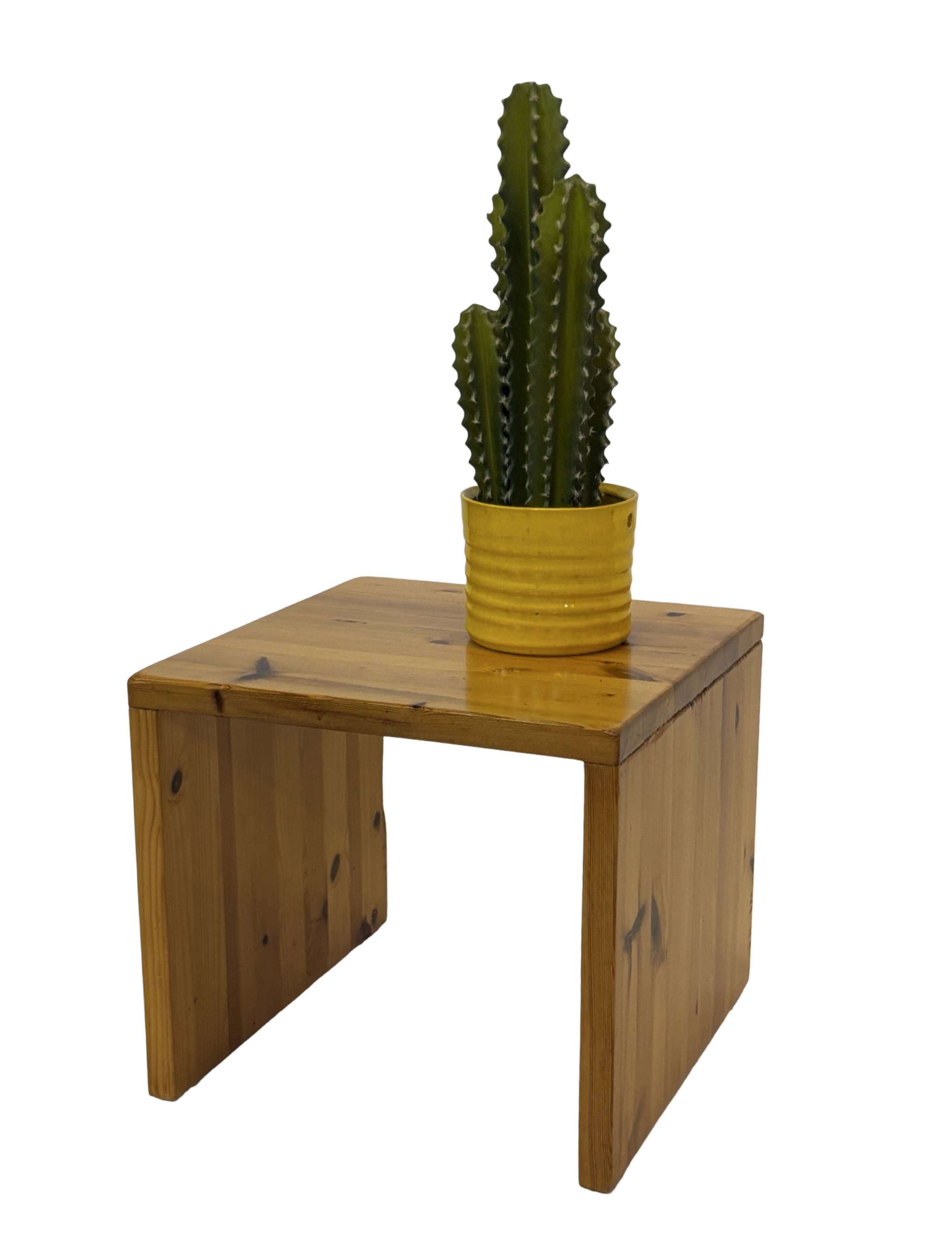 Vintage side table in Pine wood 1970s small table