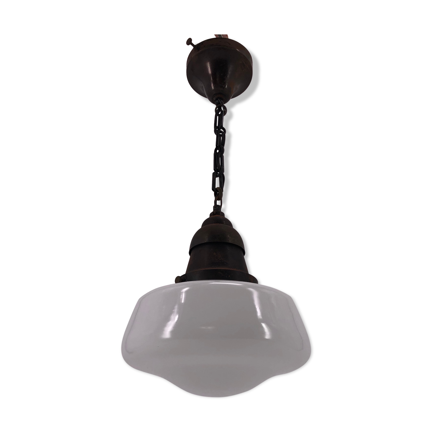 Suspension française avec une opaline et chaîne et galerie d'origine en cuivre patiné