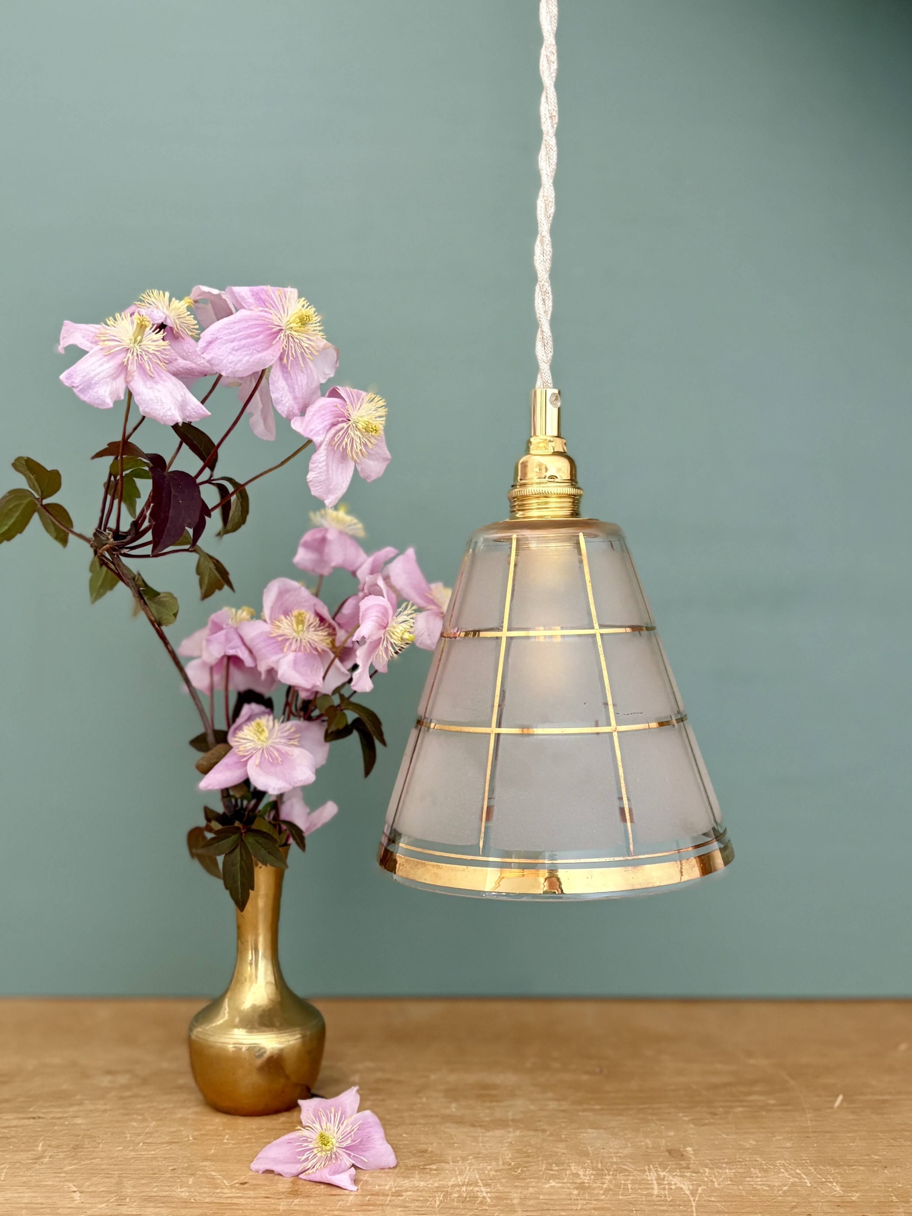 Suspension tulipe vintage en verre blanc et or