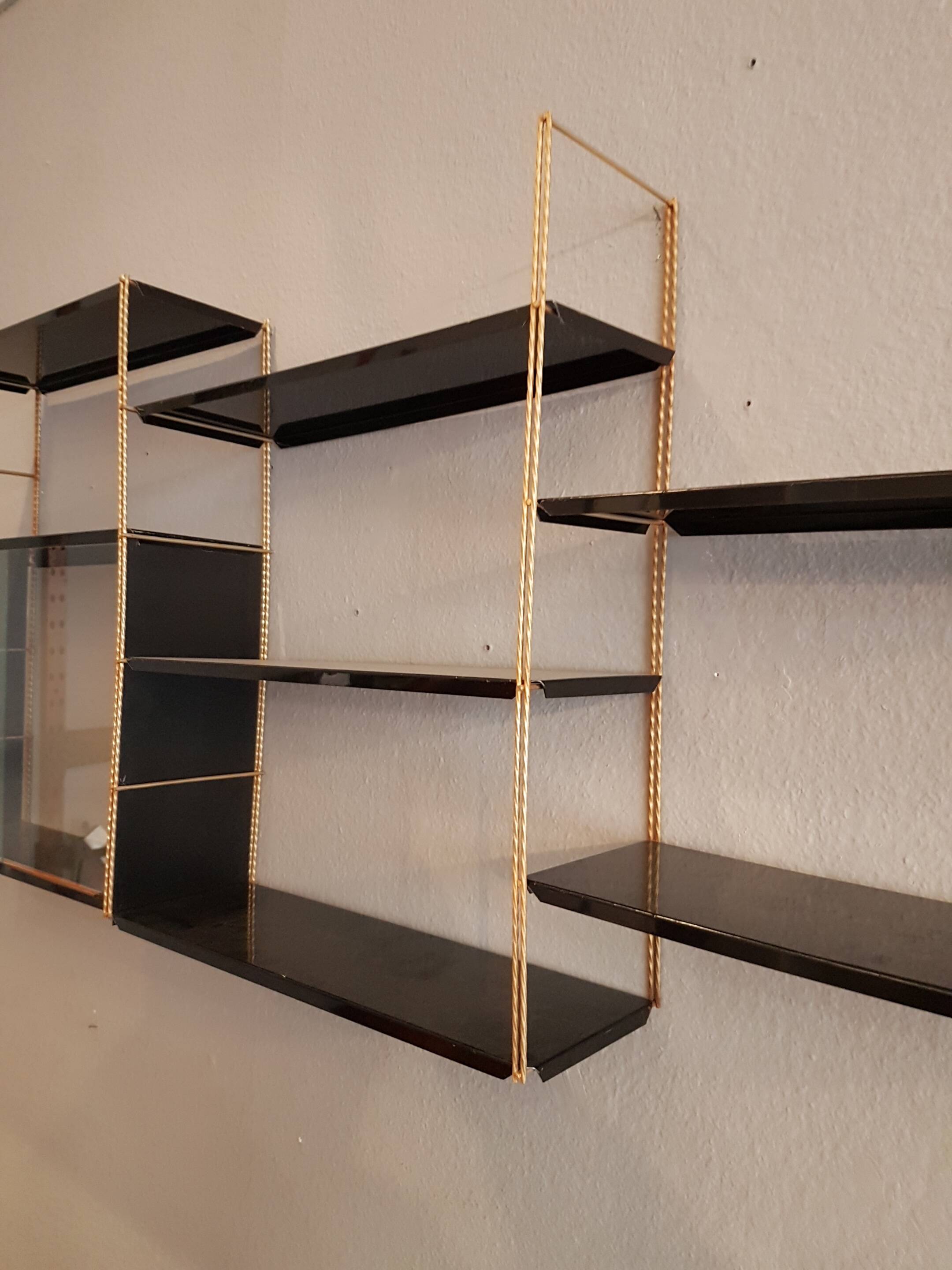 Tomado style wall shelf