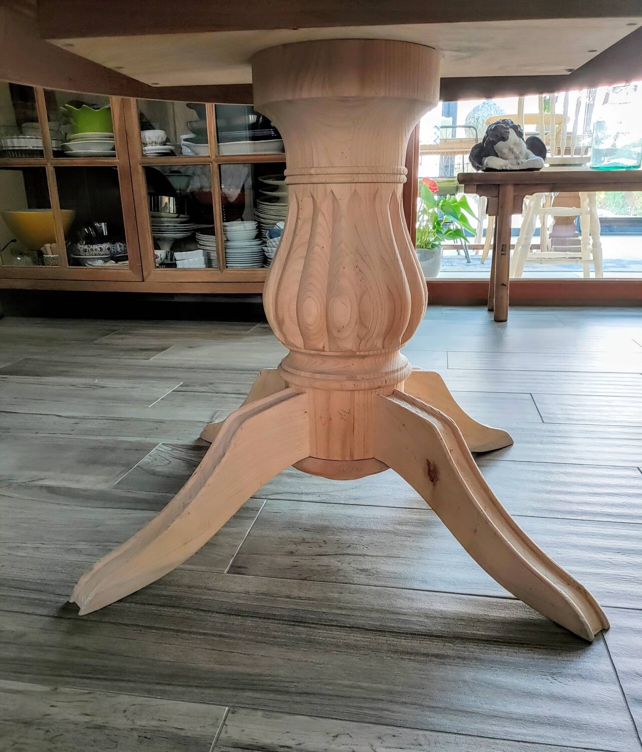 Round table with central leg