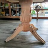 Round table with central leg
