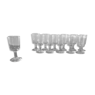 12 wine glasses made of blown glass