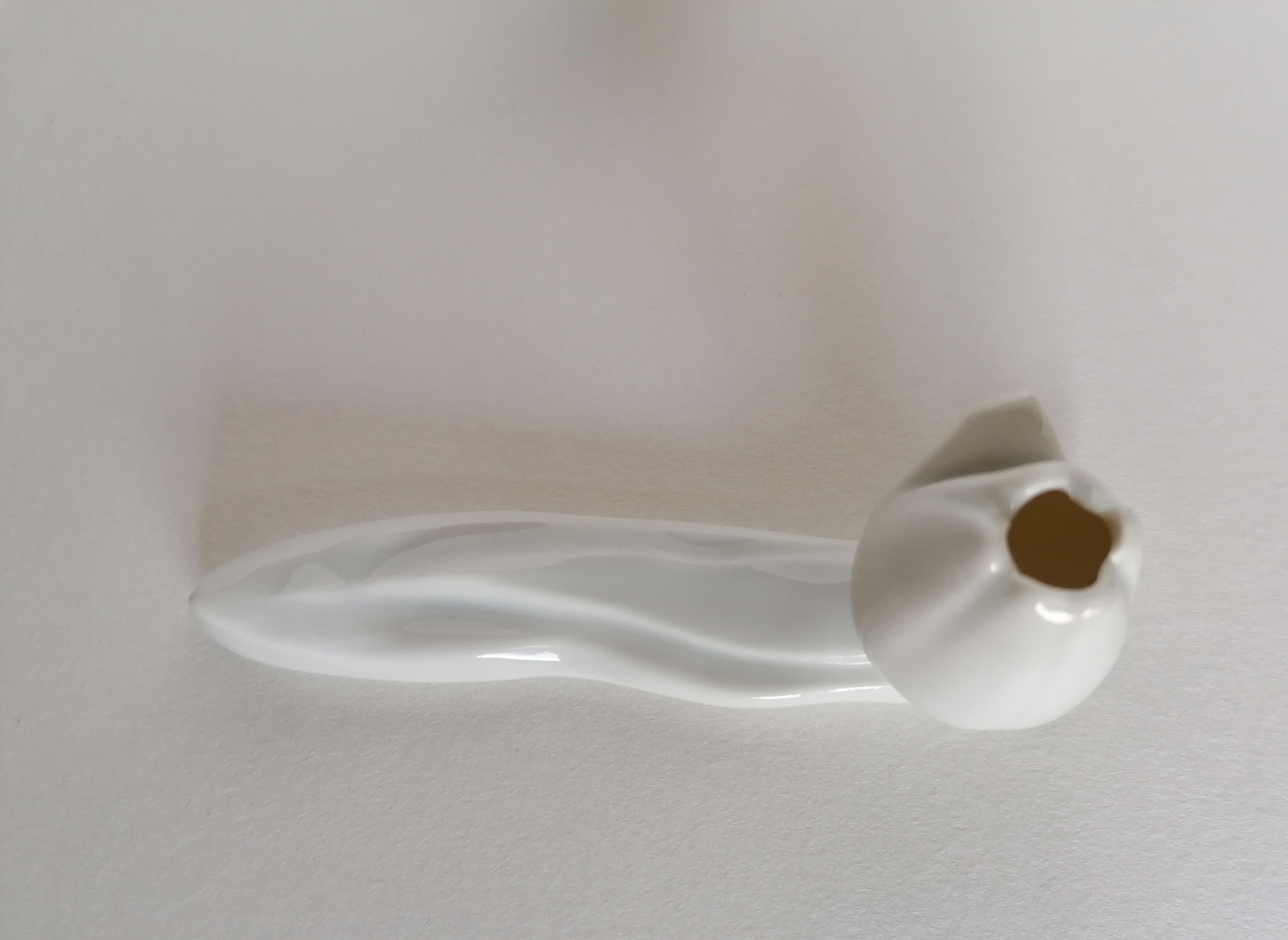 6 white porcelain knife holders