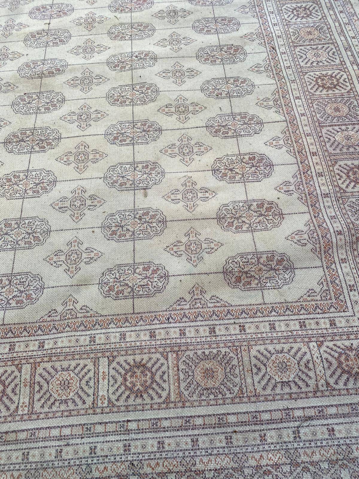 Beige Persian rug 200x300