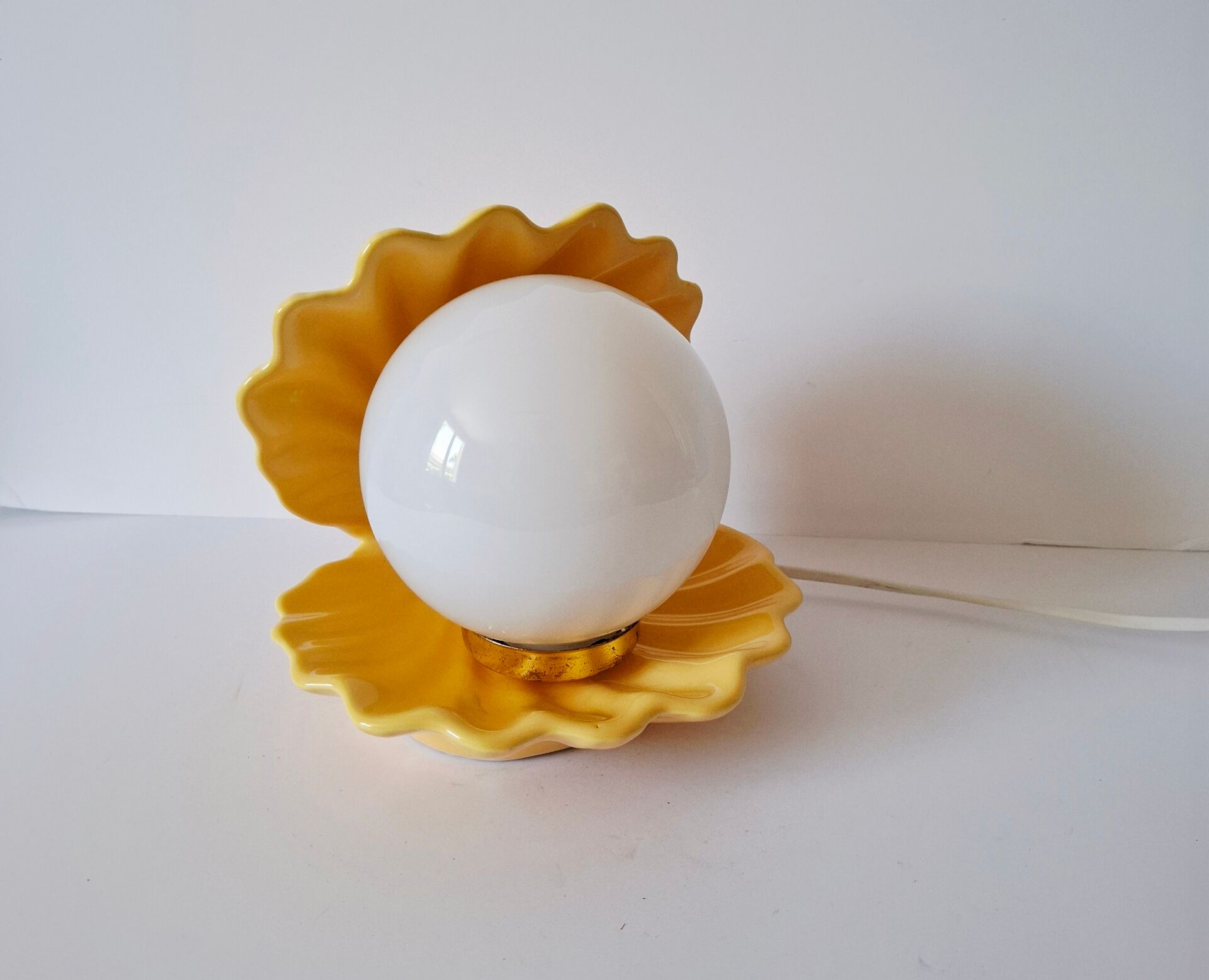 Vintage shell ceramic lamp