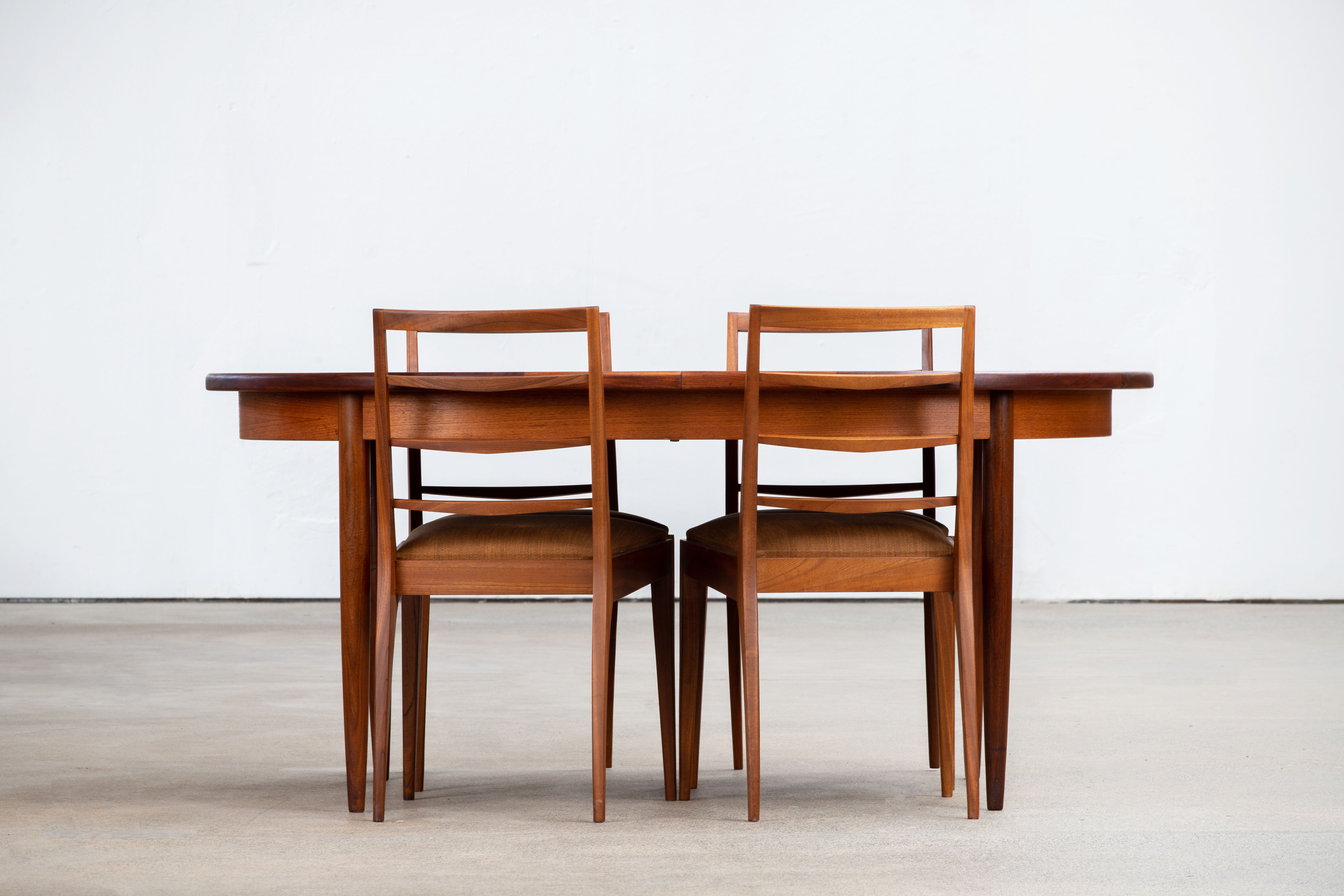 Vintage Scandinavian Table – 163 cm / 208 cm