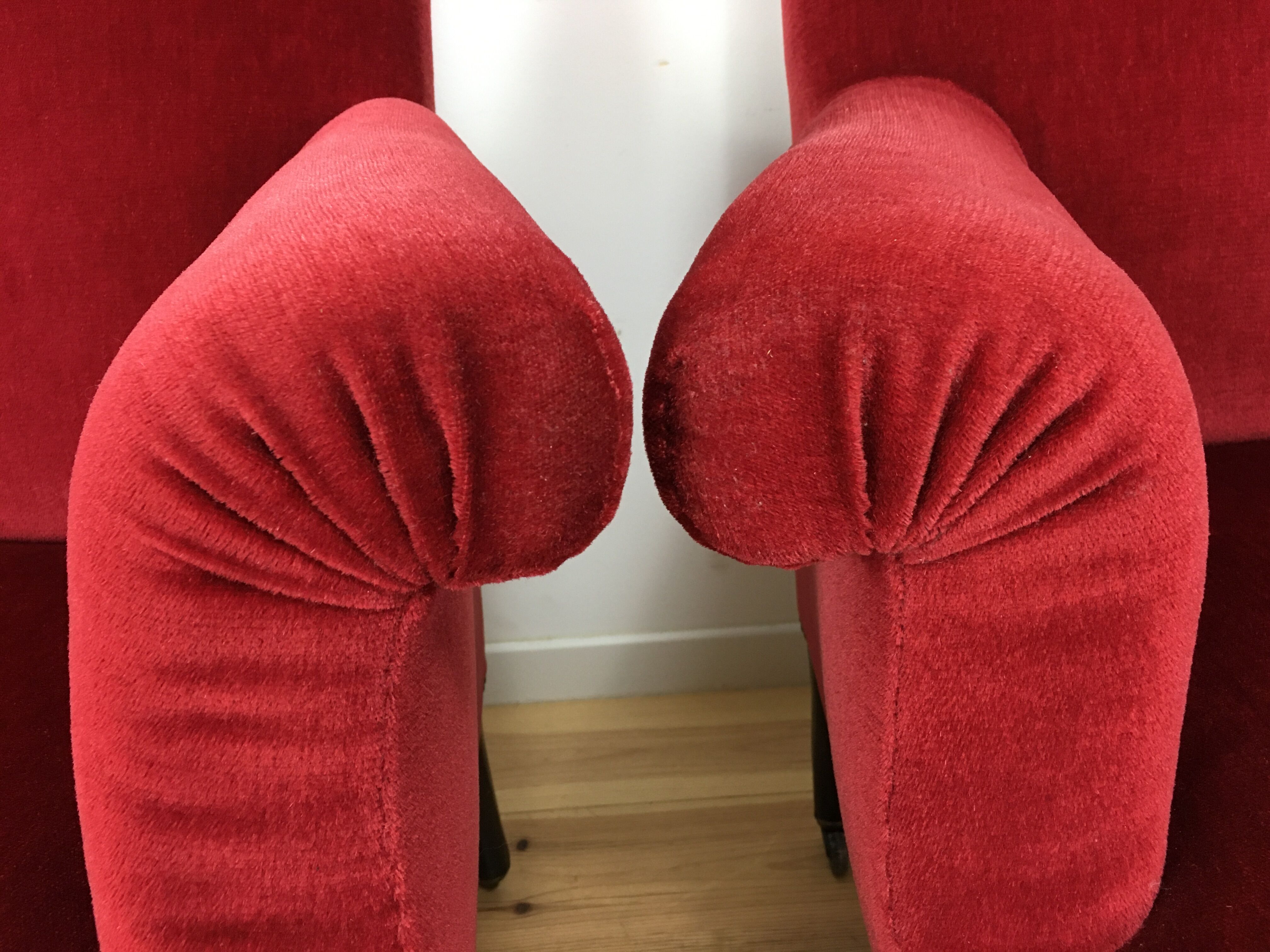 Paire de fauteuils crapaud Napoléon III en velours rouge