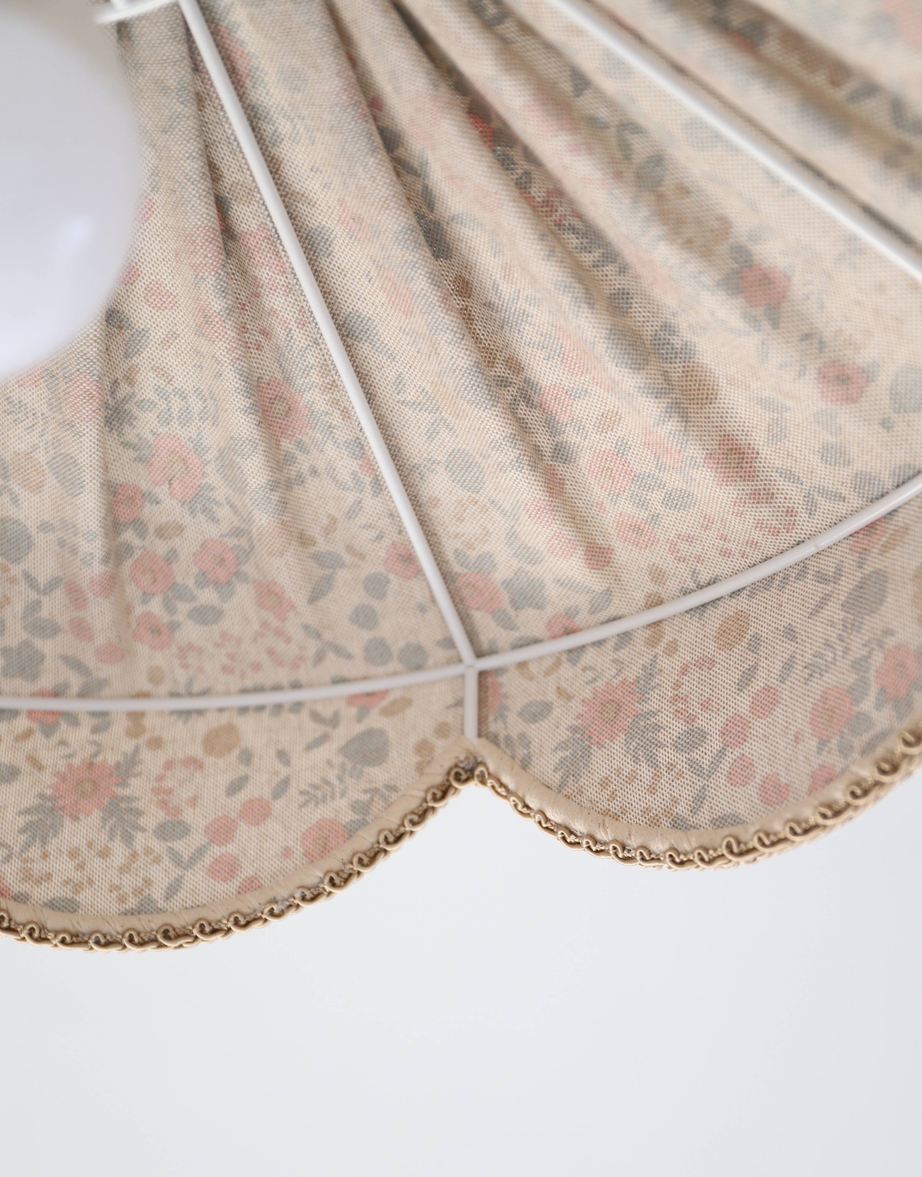 "Cosette English Garden" flower-shaped pendant light