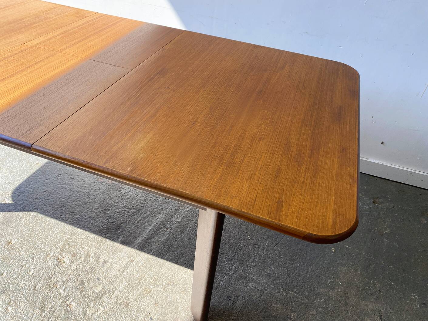 Table à manger G Plan moderne du milieu du siècle rare des années 1960 avec pieds inclinés