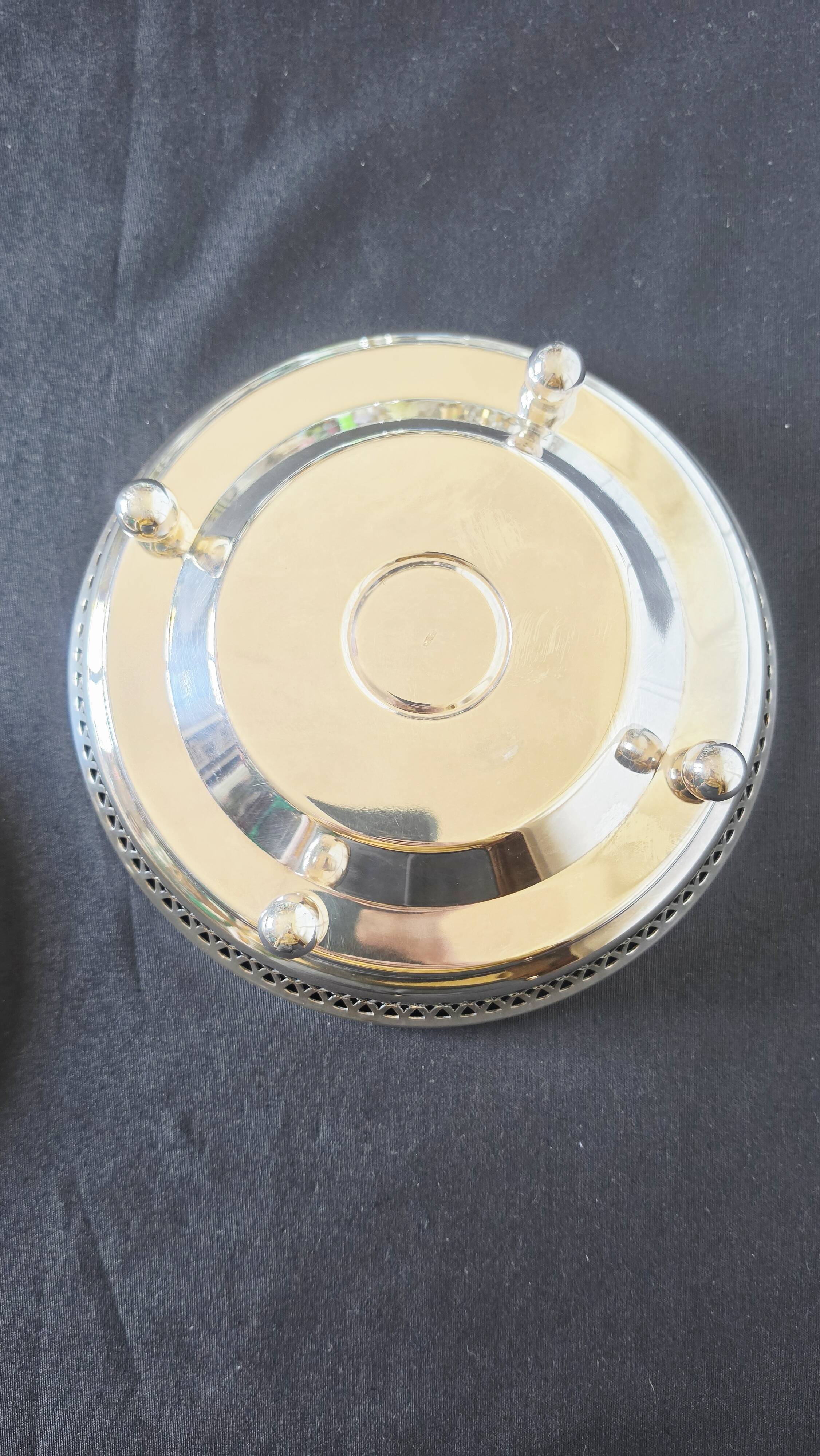 Élégant chauffe-plats ou chauffe-table vintage en métal argenté de style né
