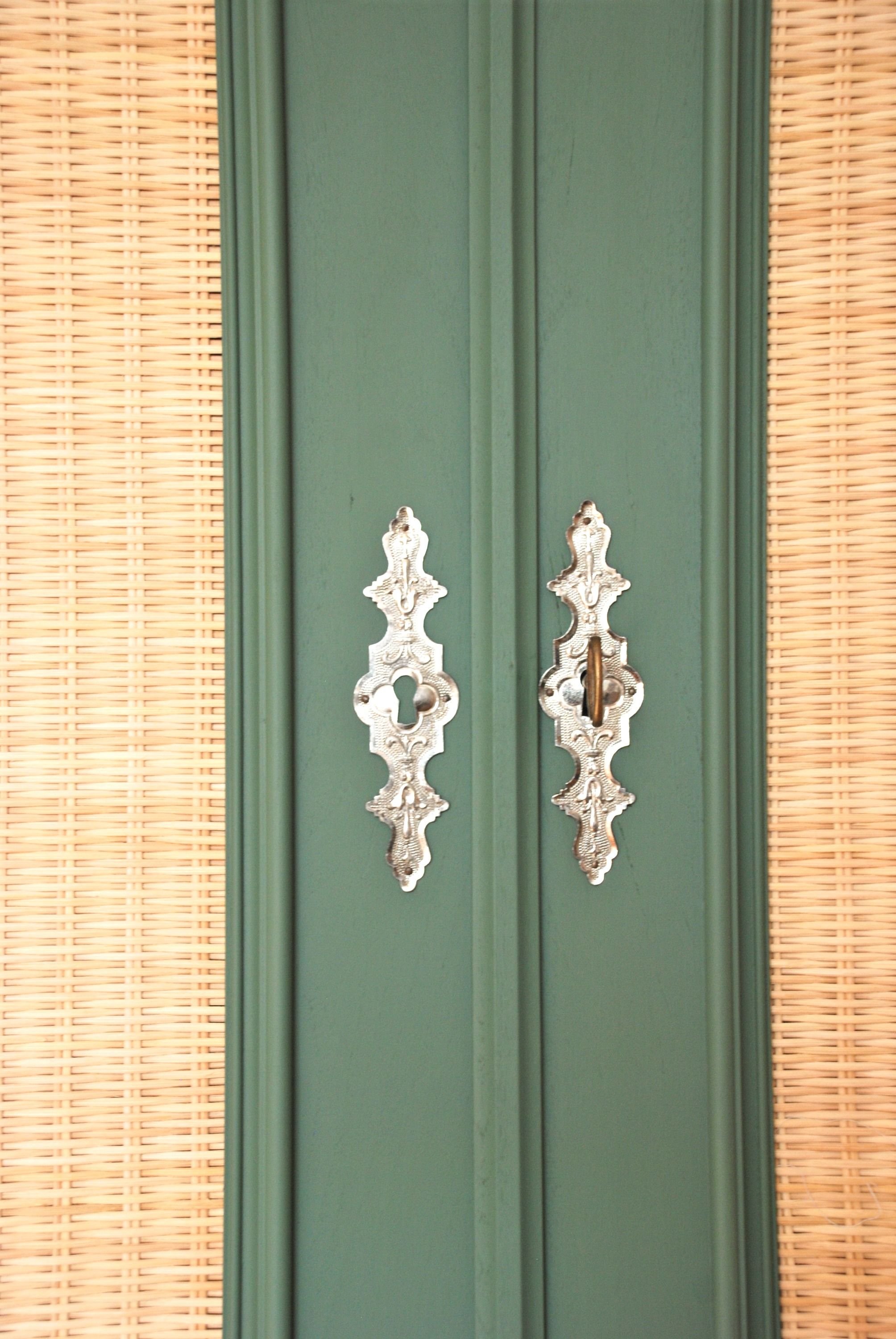 Armoire début XXe revisitée en vert treillis et cannage