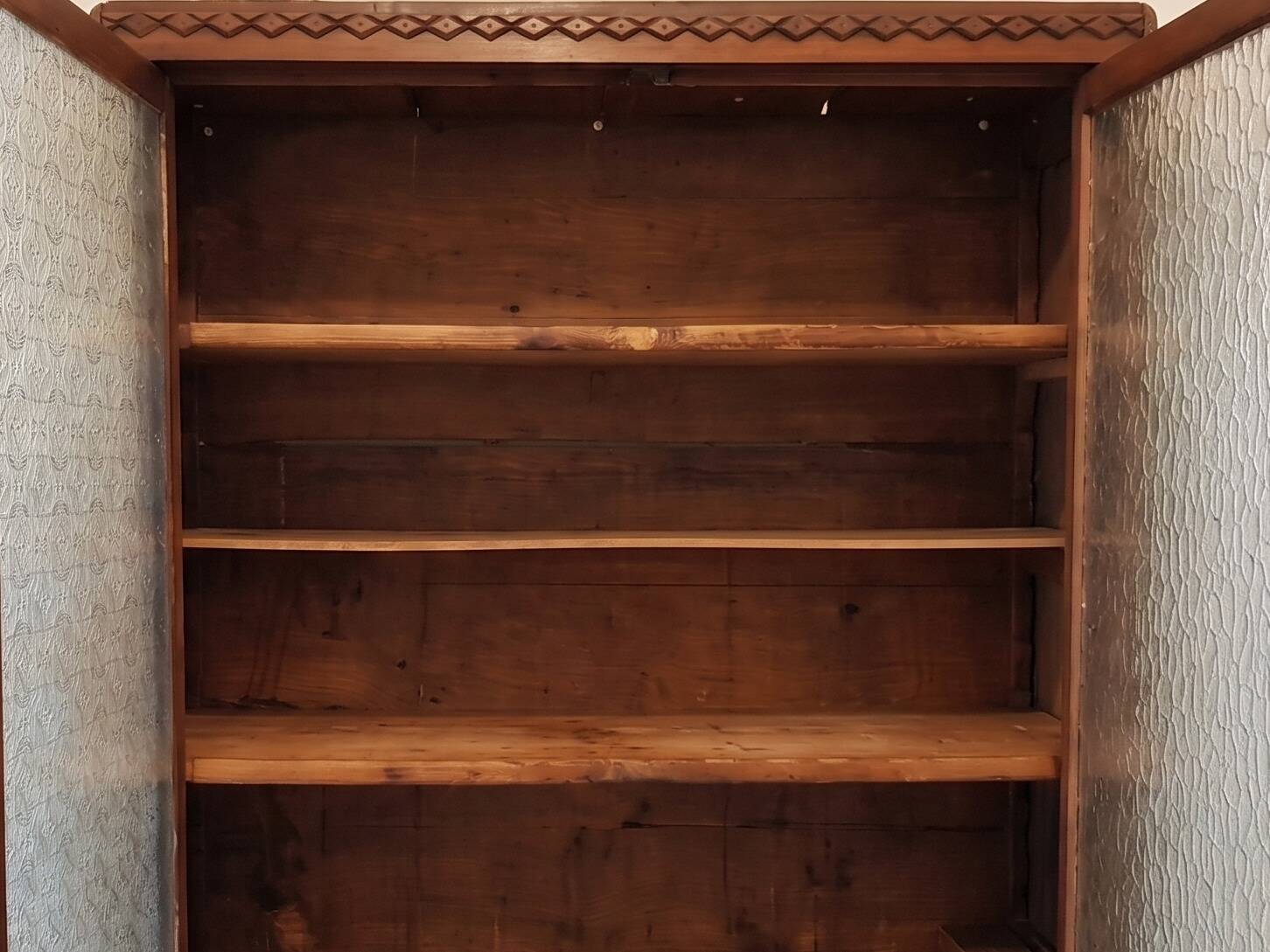 Buffet ancien en bois massif sculpté