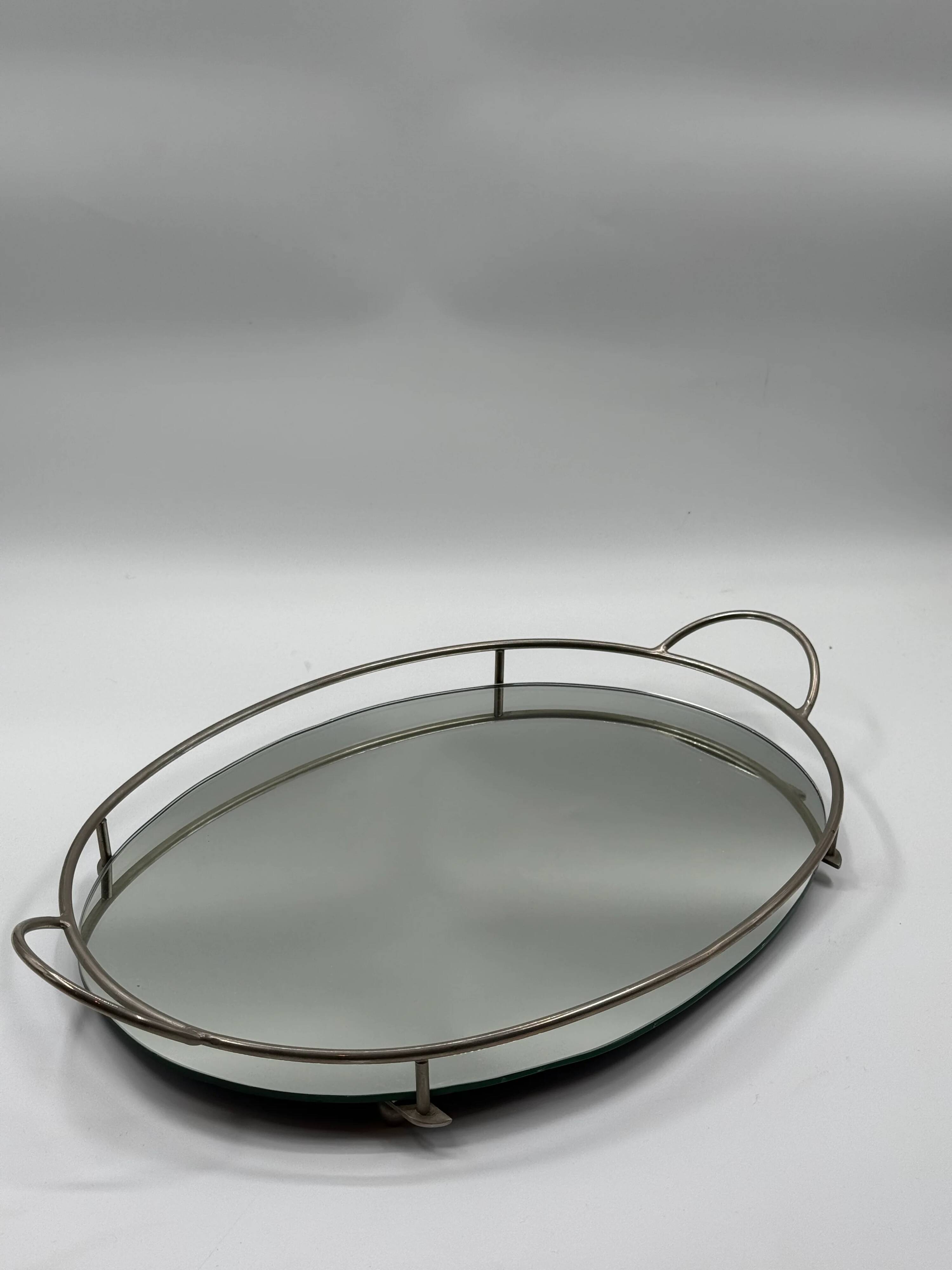 Oval chrome and mirror plateau, mid-century reflective piece.