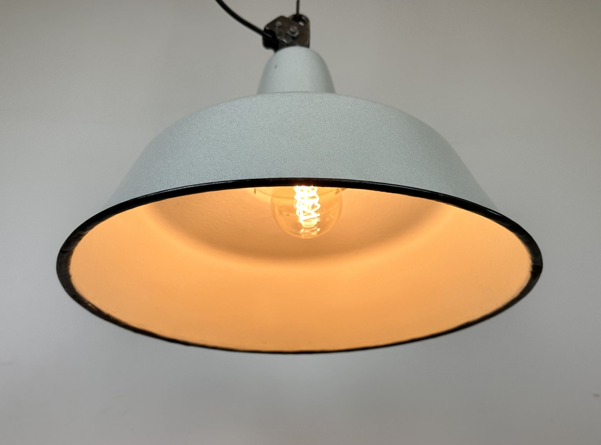 Suspension industrielle en émail gris d’usine de Zaos, années 1960