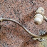 Patère ancienne en bois et métal
