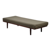 Daybed danois de milieu de siècle modèle GE19 en teck attribué à Hans J. Wegner pour Getama, années 1960.