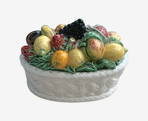 Corbeille à fruits, bonbonnière, en barbotine céramique émaillée estampillée bordalo pinheiro