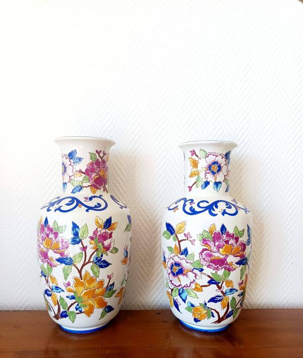 Paire de vases balustres aux pivoines