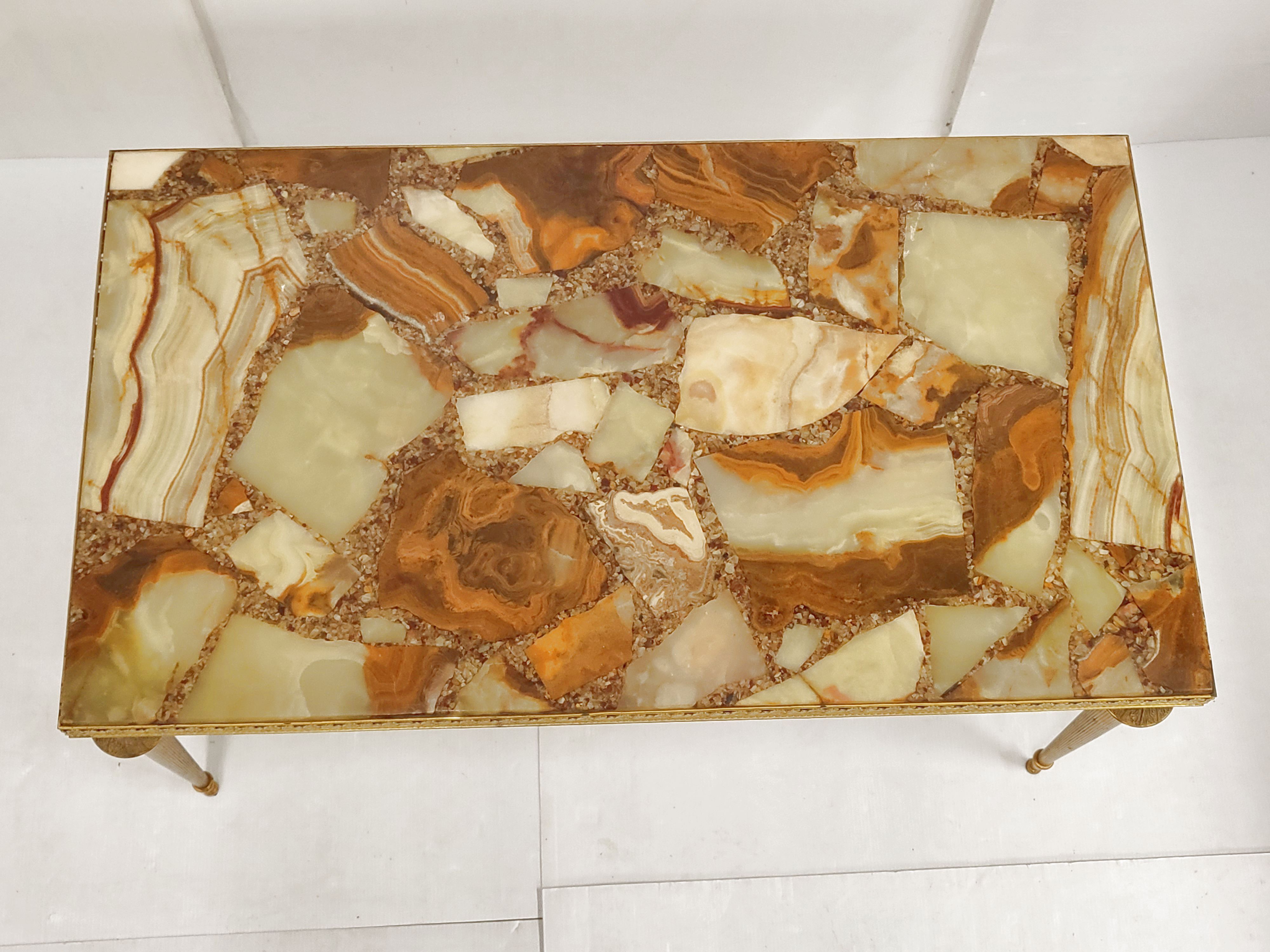 Table basse néo-classique en onyx et laiton 1970