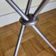 Guéridon vintage tripode en métal et verre, piètement en laiton, années 50-60