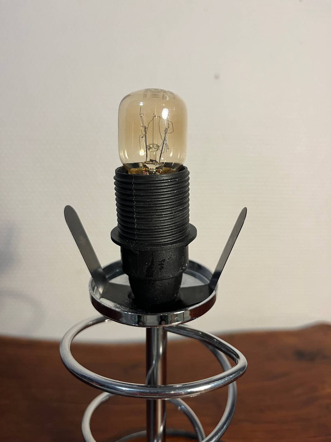 Metal base lamp, spring style, opaline globe