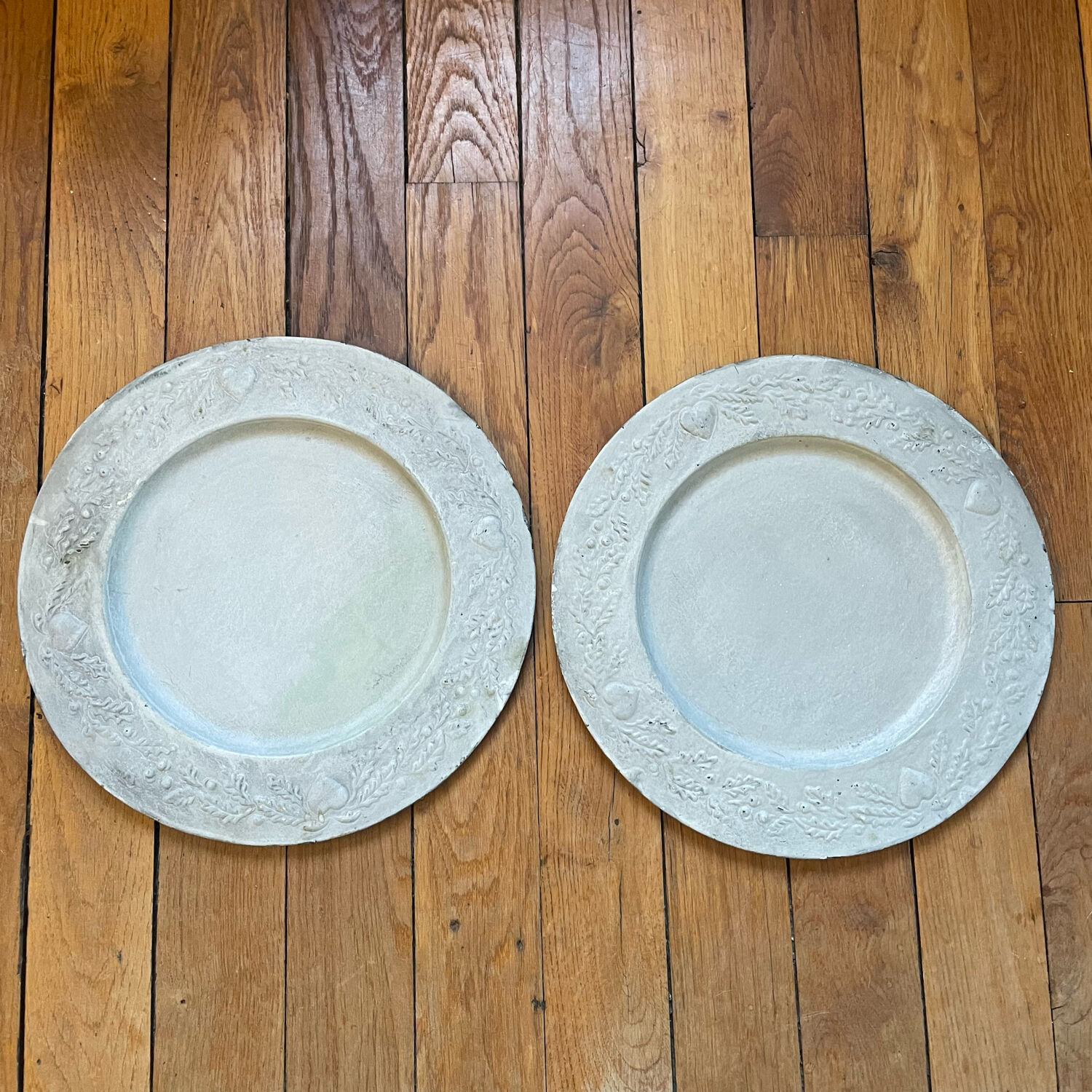 Pair of trays under plates Gray
