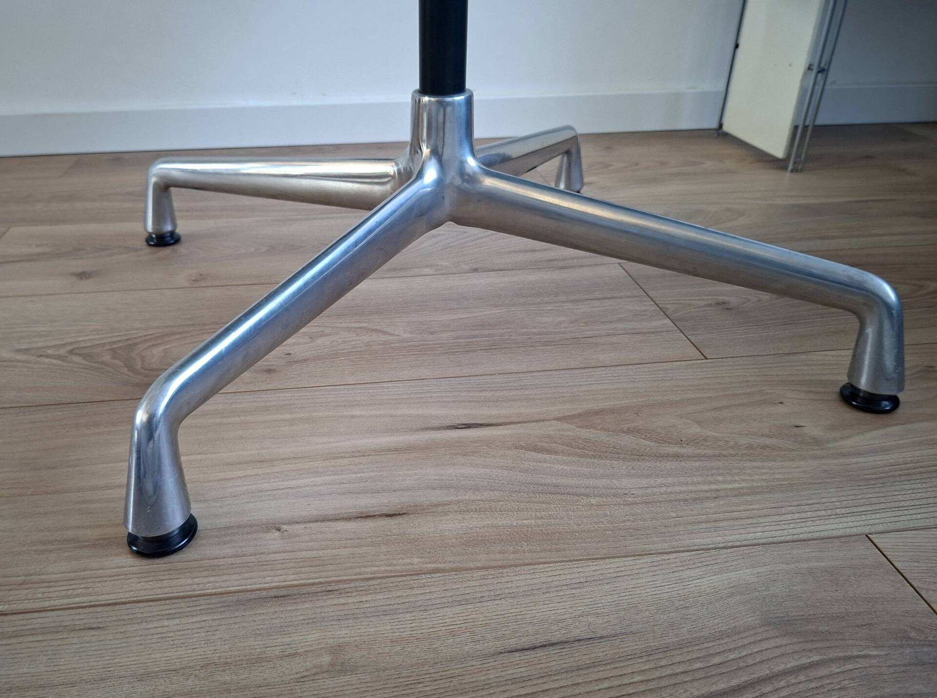 Vitra Eames 105 aluminium group