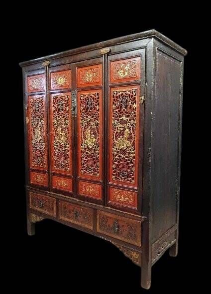 China 19th century: Red lacquer cabinet with gilding from the Qing Dynasty.