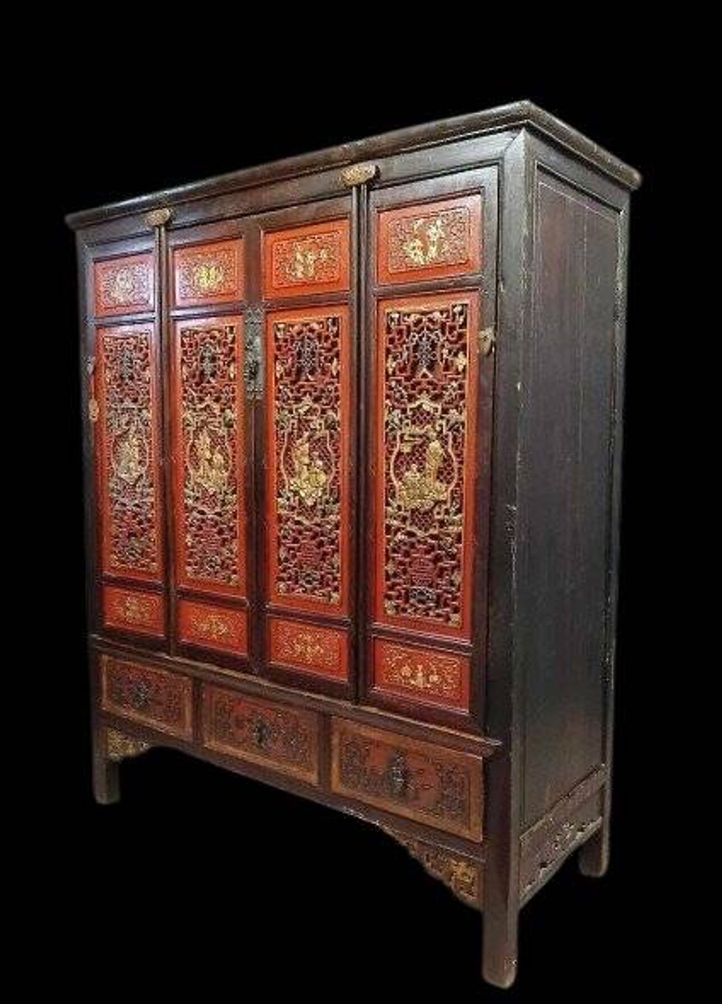 China 19th century: Red lacquer cabinet with gilding from the Qing Dynasty.