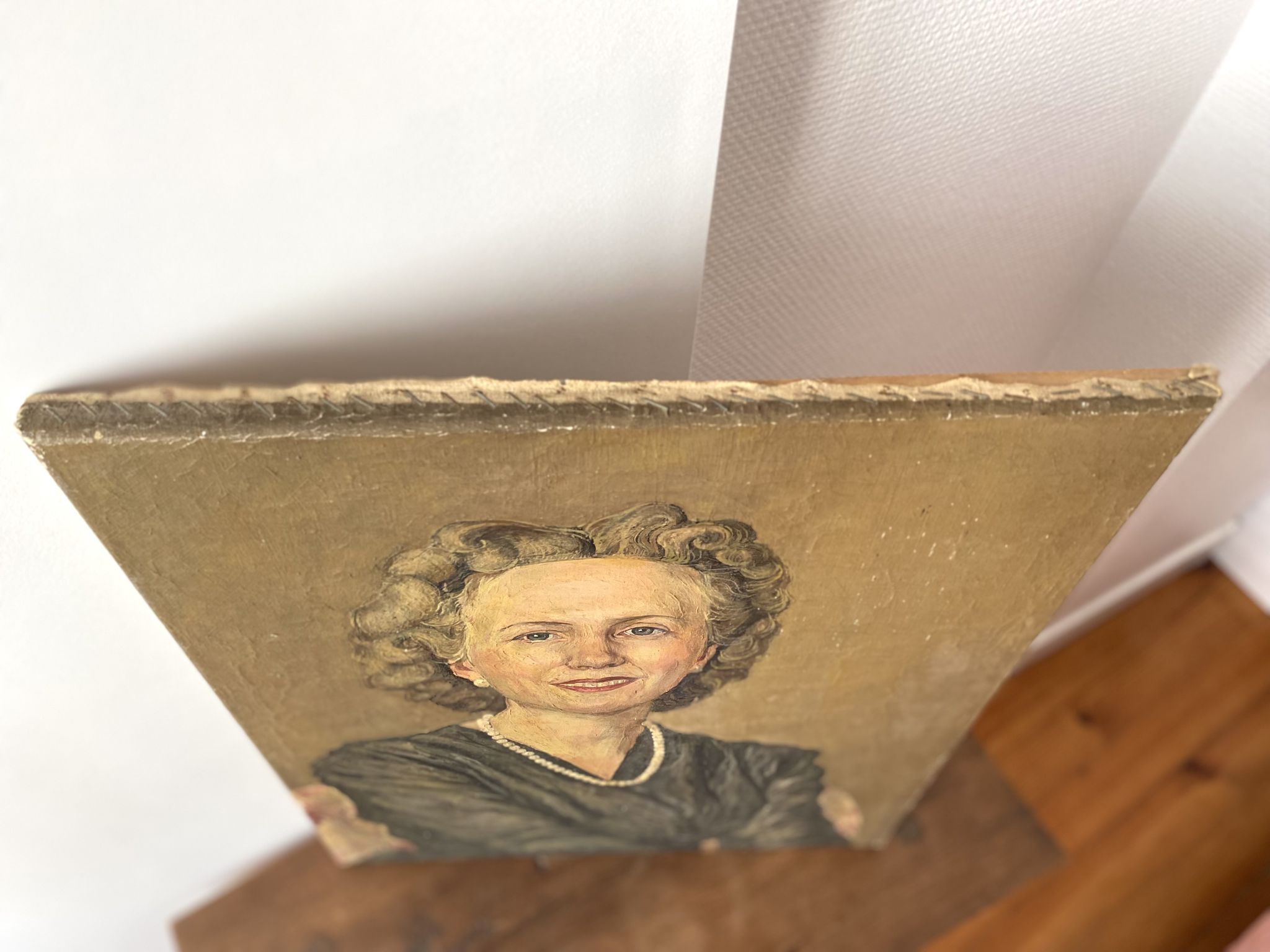 Oil portrait on canvas of an elegant vintage woman 50s