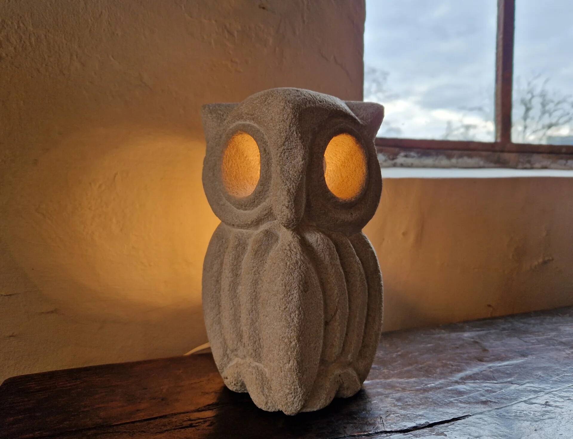 Lampe sculpturale en calcaire en forme de hibou par Albert Tormos, France