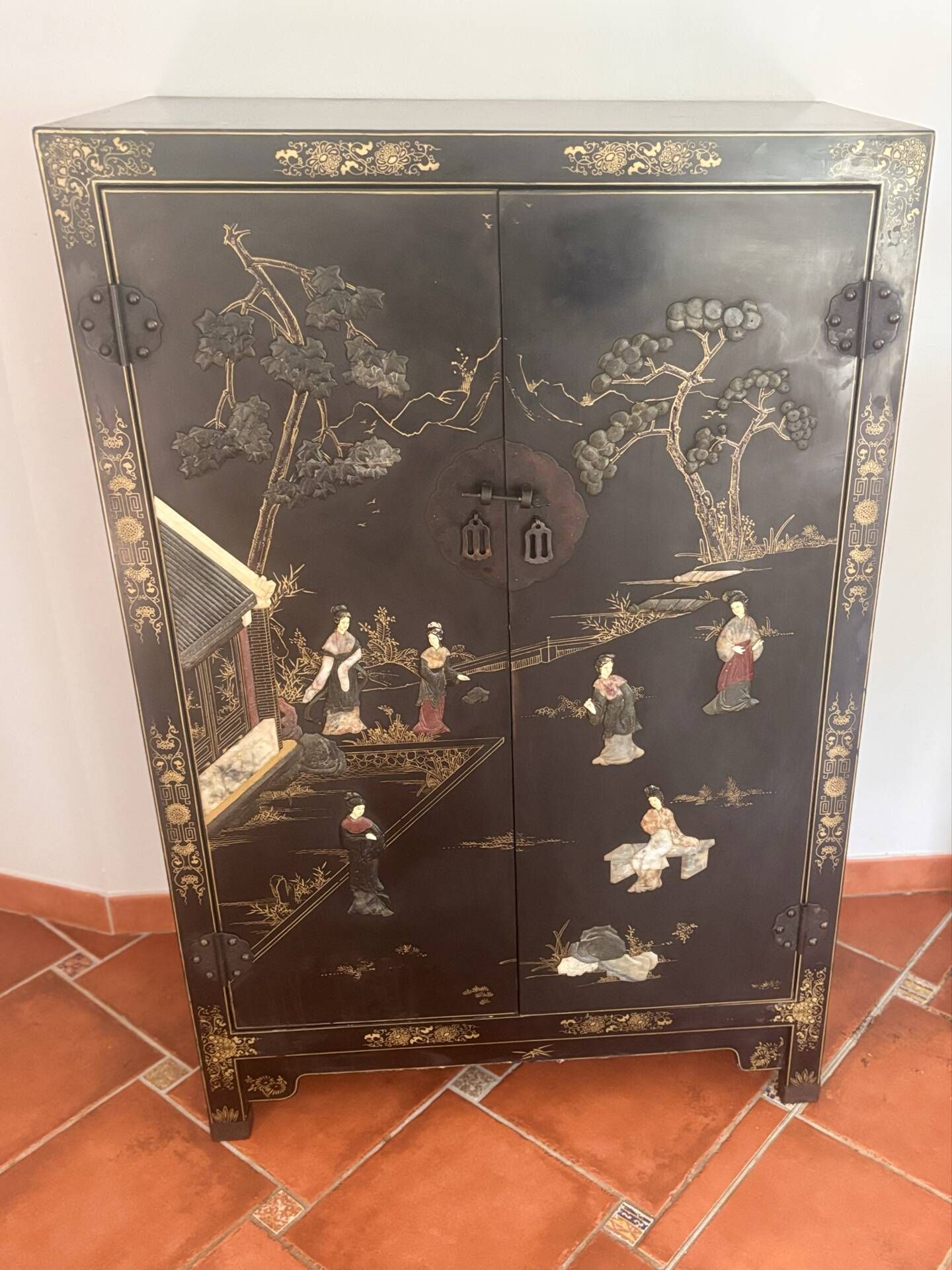 Magnifique cabinet chinois laqué noir et or