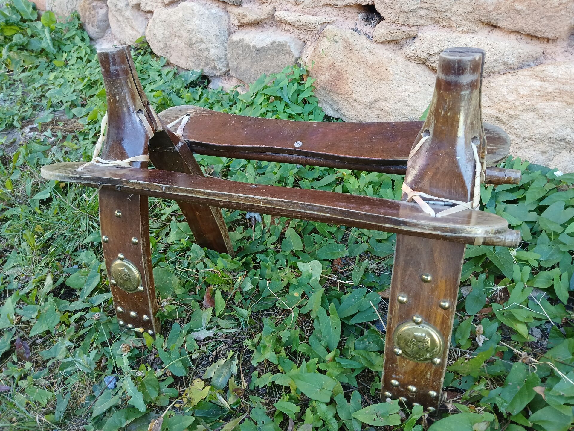 Tabouret égyptien forme selle de chameau