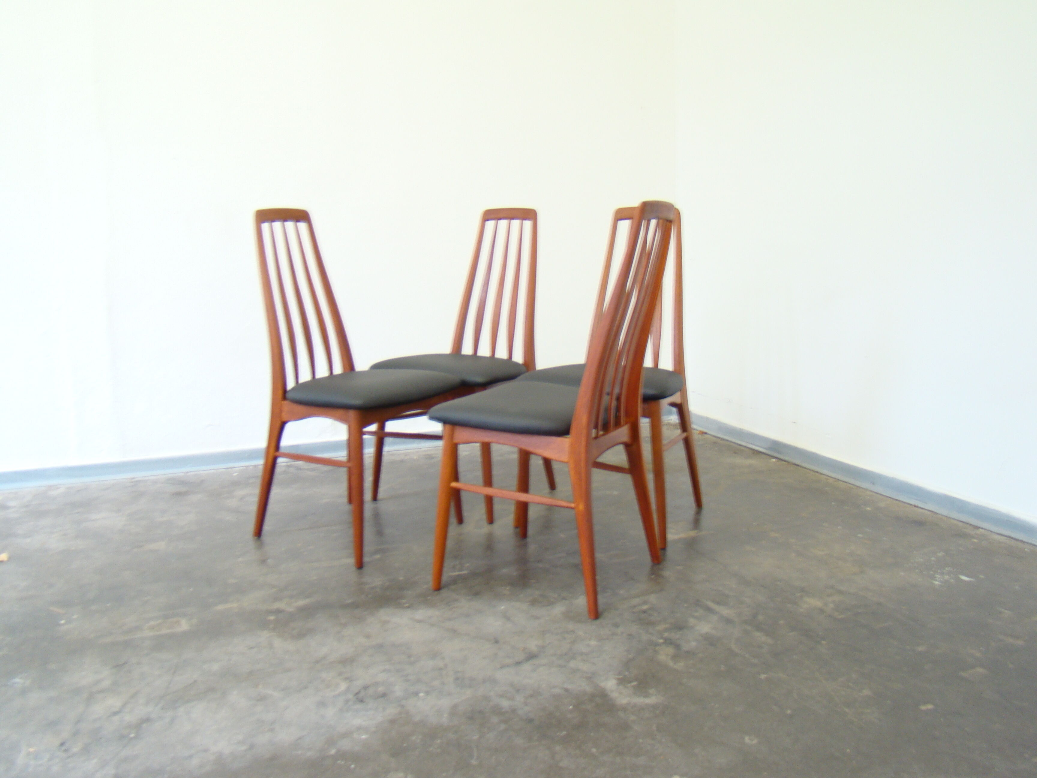 Suite de 4 chaises en teck par Niels Koefoed modèle Eva