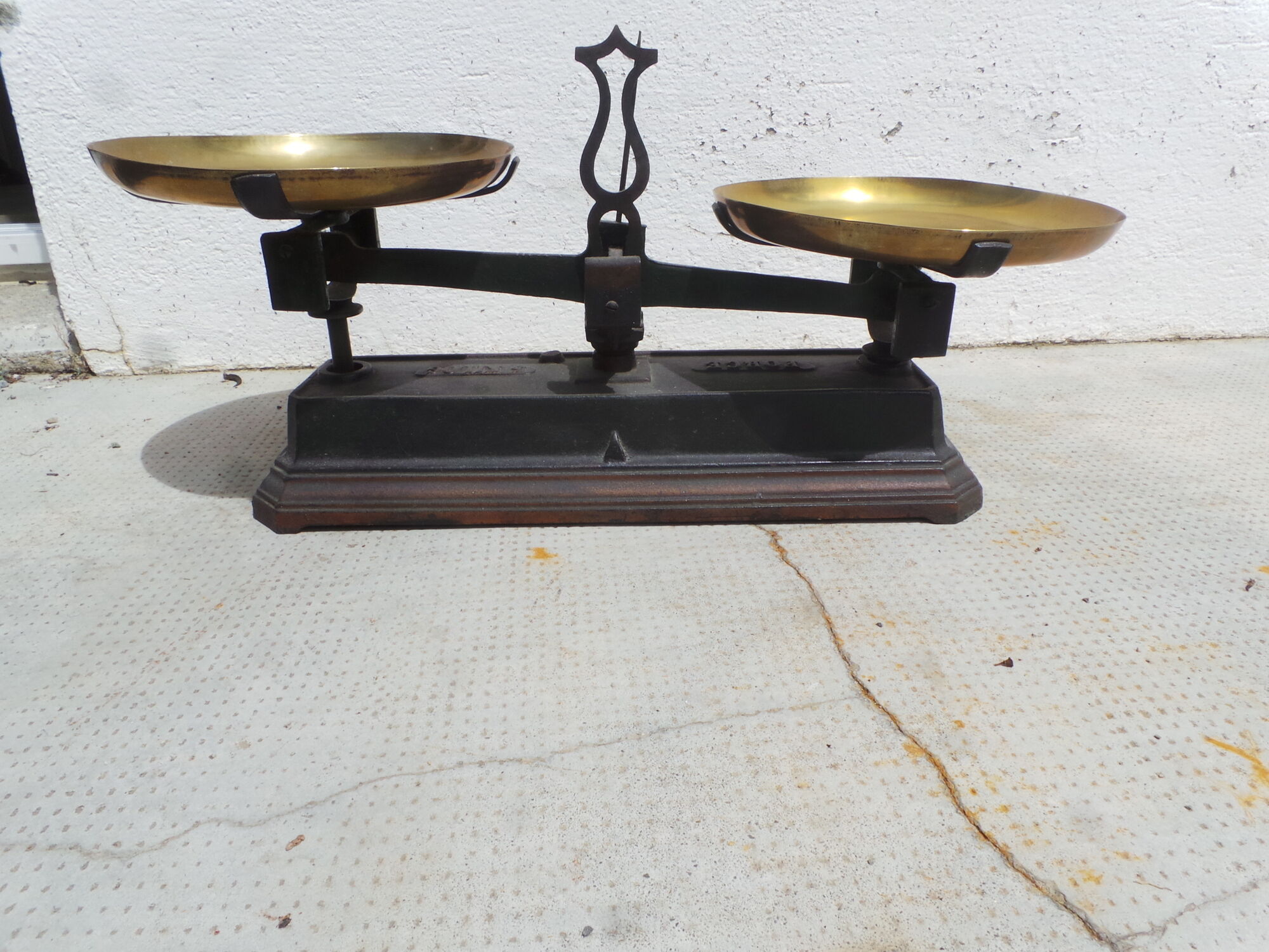 Old cast iron scale and brass trays force 5 kilos