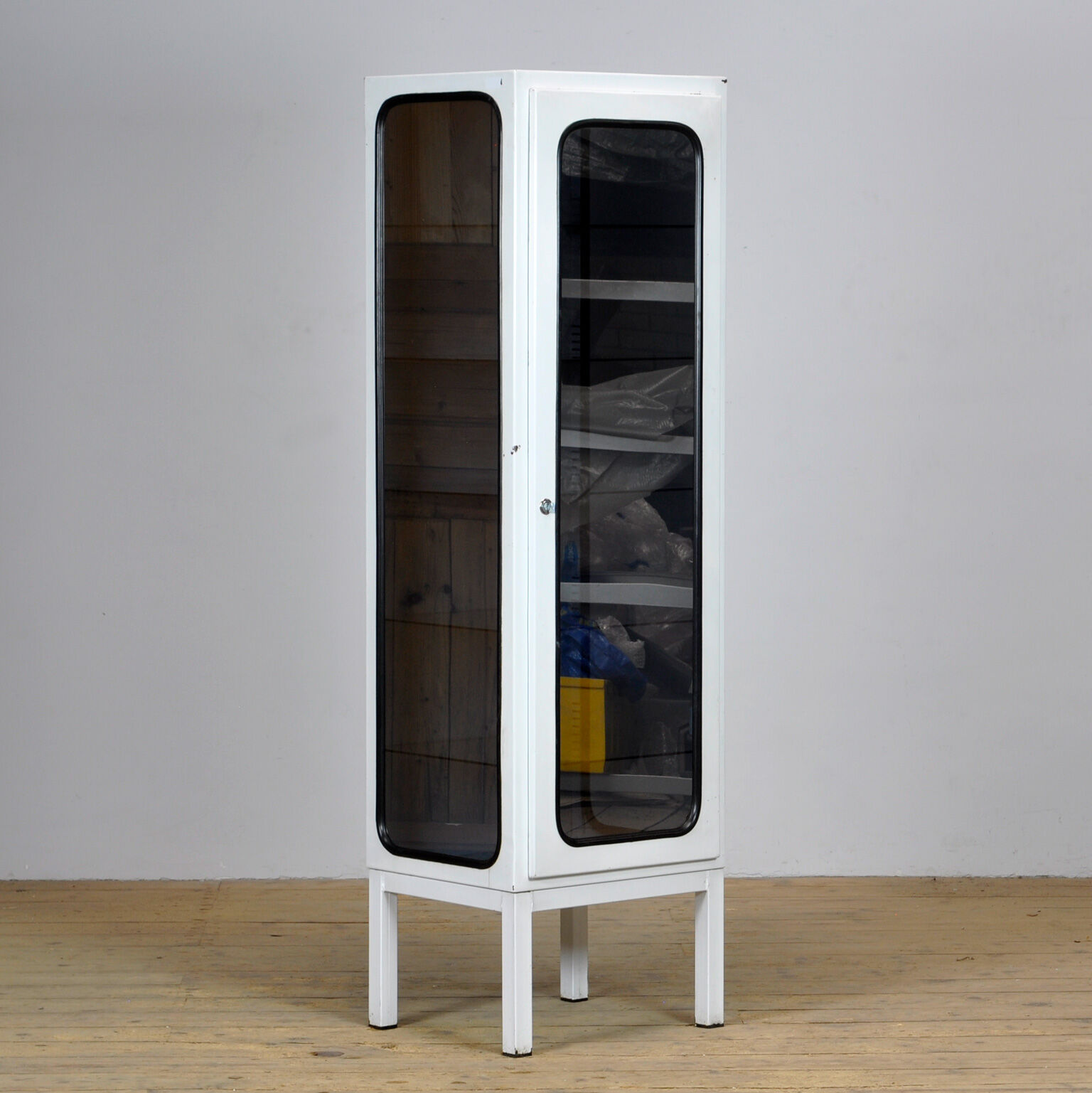 Armoire médicale vintage en fer et verre années 1970