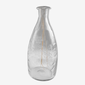 Carafe en verre ciselé, décor végétal