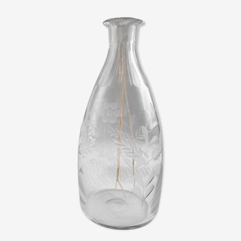 Chiseled glass decanter, vegetal decoration