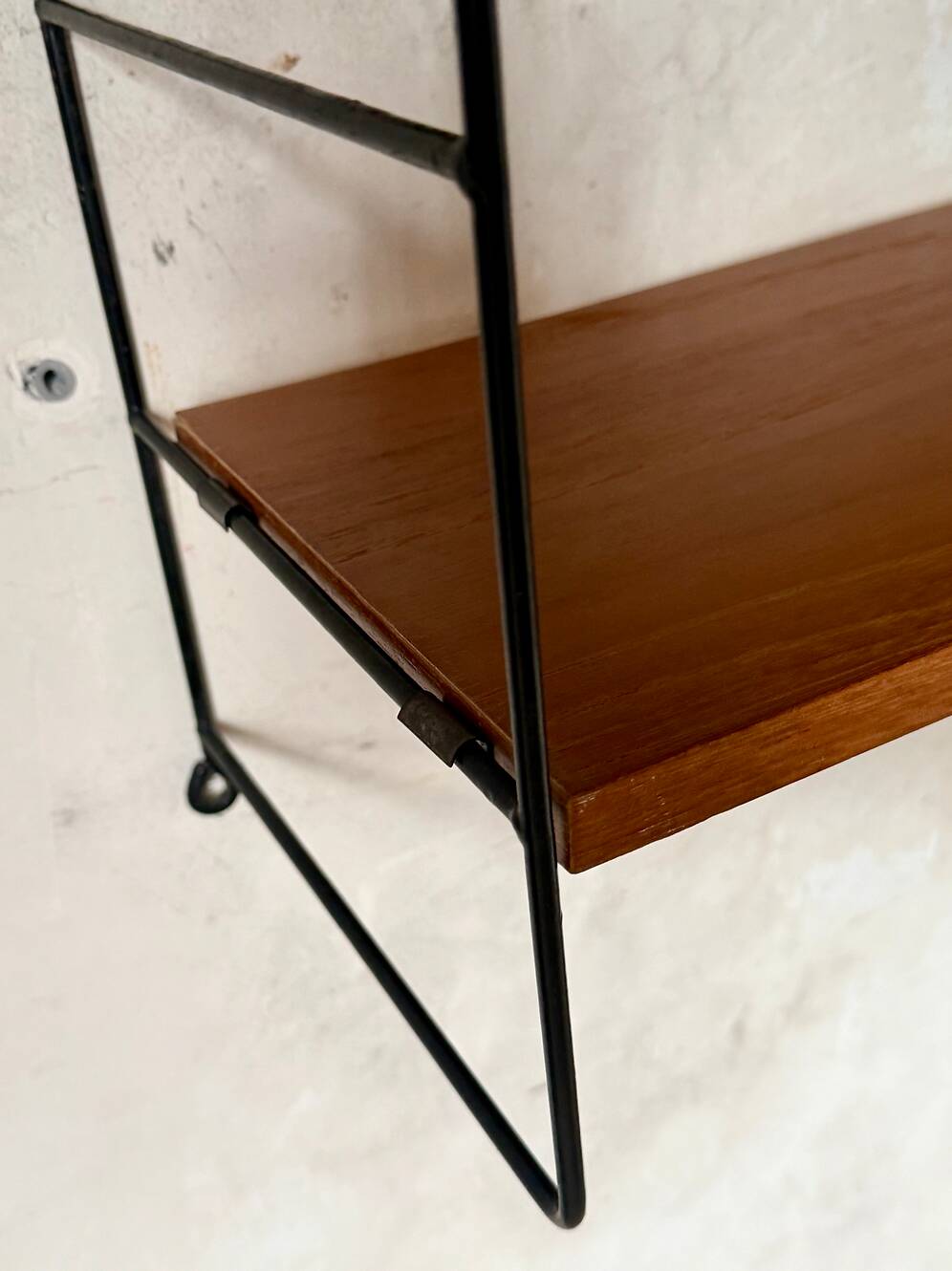 String Style Vintage Wire Wall-Mounted Bookshelf in Teak