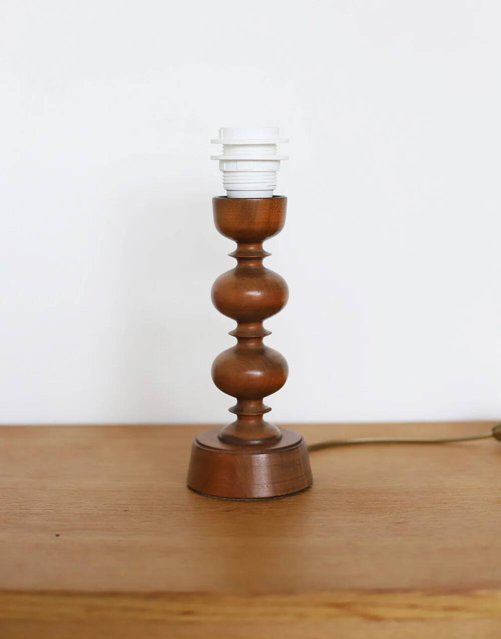 Lampe à poser, pied en bois tourné 1960 et abat-jour vichy bleu ciel