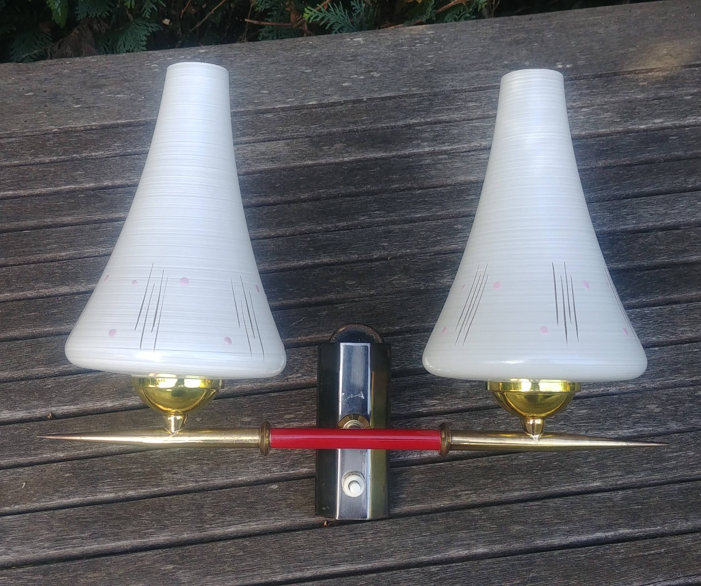 Vintage wall light from the 40s/50s with its two glass sconces on a brass support