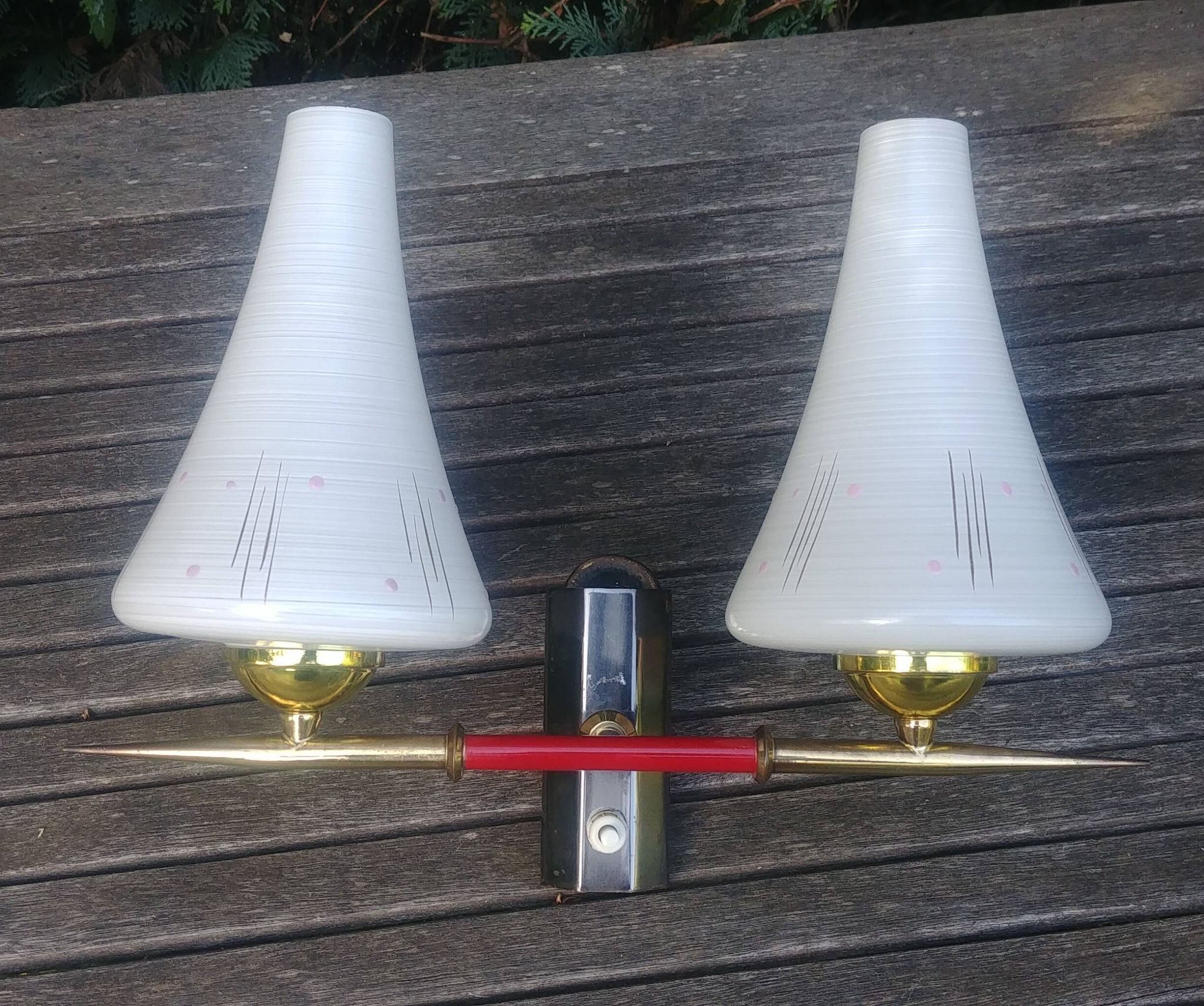 Vintage wall light from the 40s/50s with its two glass sconces on a brass support