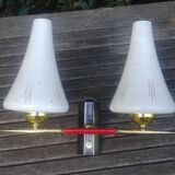 Vintage wall light from the 40s/50s with its two glass sconces on a brass support